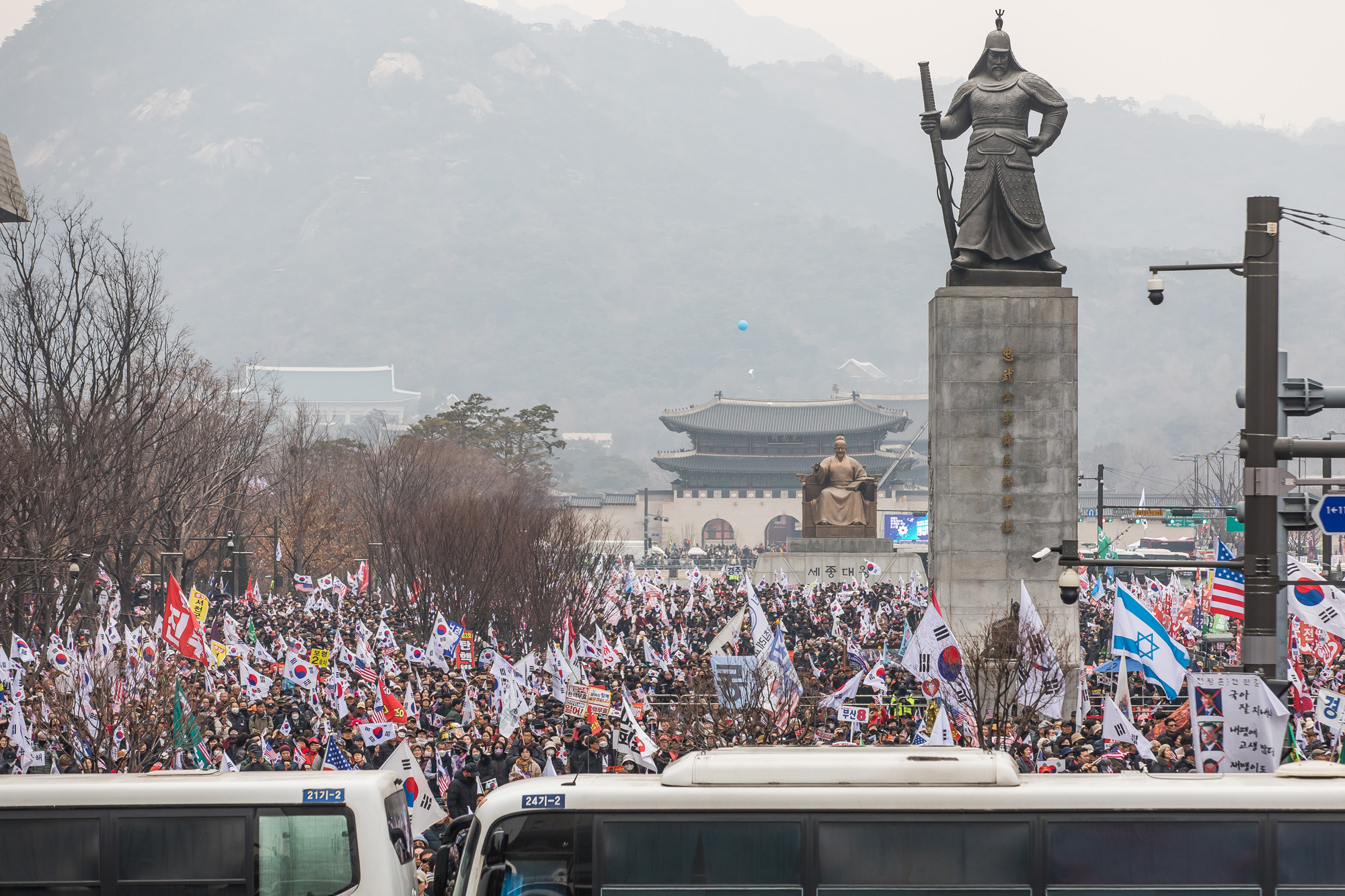 사회;집회;시위;3.1절;윤석열탄핵반대집회;자유통일당;대한민국바로세우기운동본부;극우단체;사기탄핵반대집회;광화문국민대회