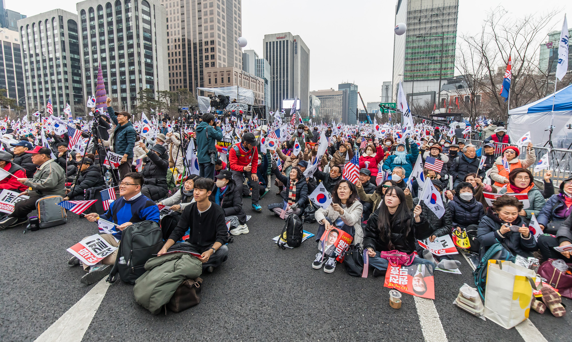 사회;집회;시위;3.1절;윤석열탄핵반대집회;자유통일당;대한민국바로세우기운동본부;극우단체;사기탄핵반대집회;광화문국민대회
