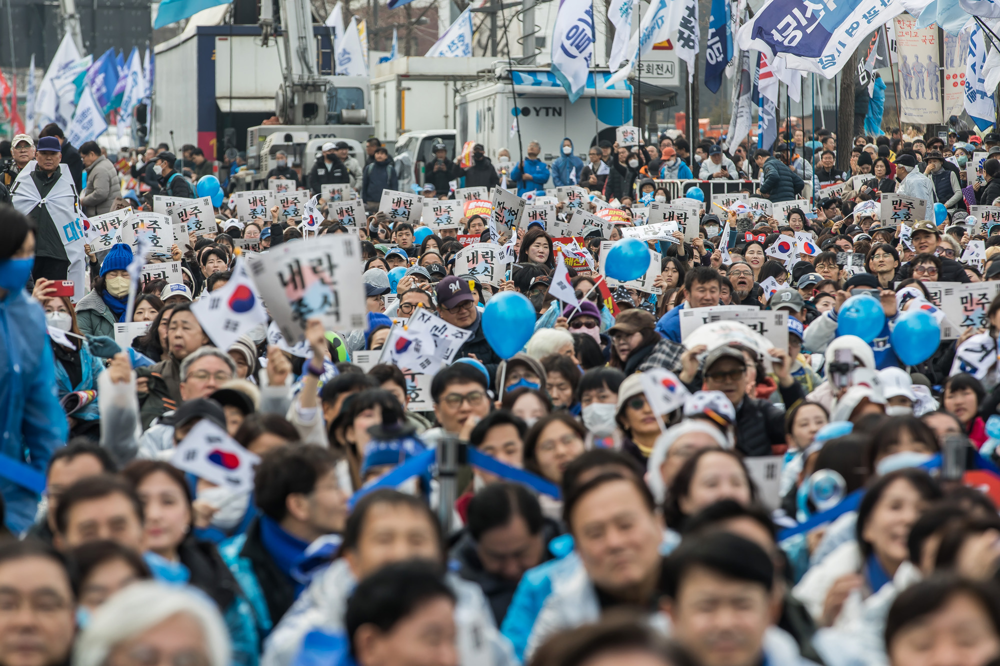 사회;집회;시위;3.1절;윤석열탄핵찬성집회;윤석열파면촉구범국민대회;야5당공동집회;더불어민주당;조국혁신당;진보당;기본소득당;사회민주당;이재명