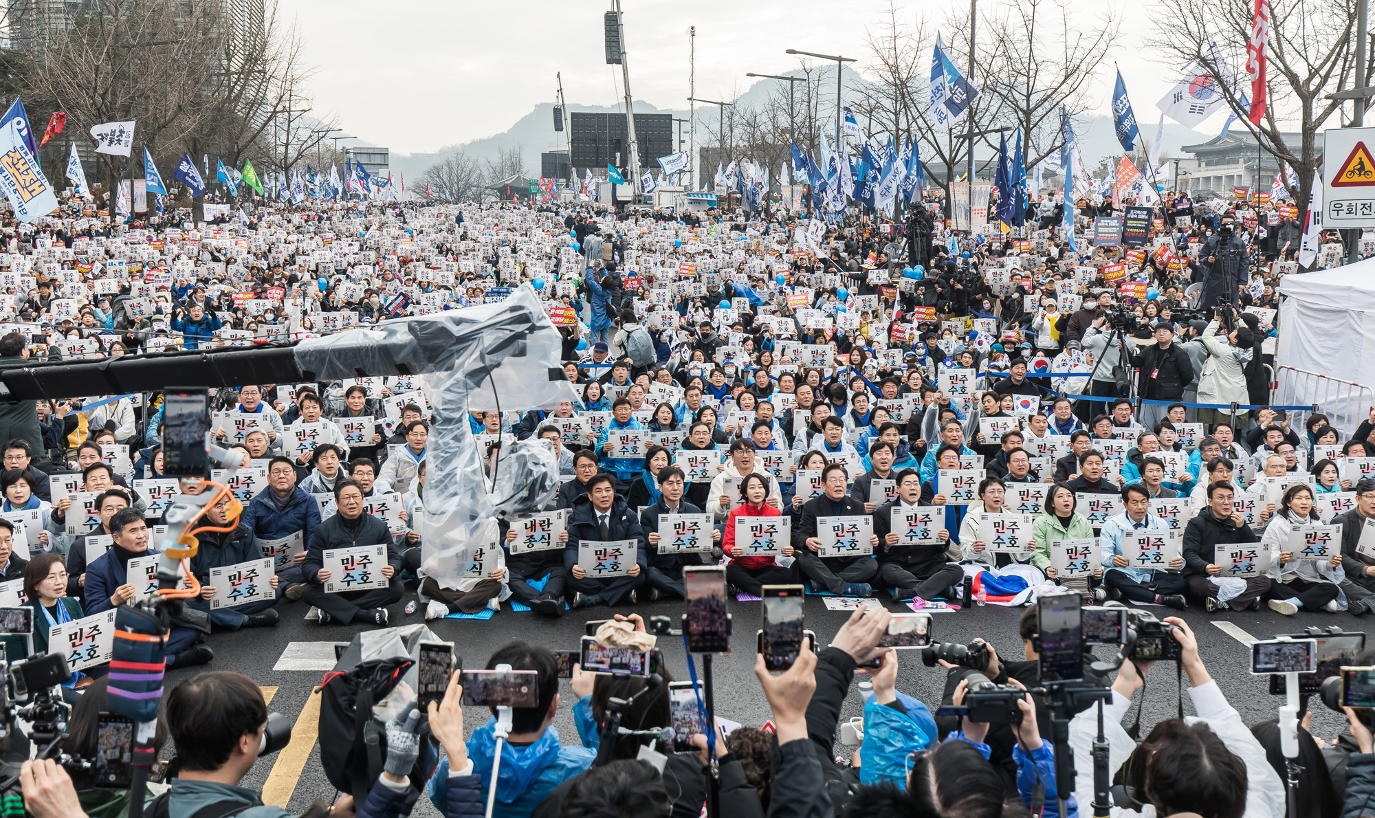사회;집회;시위;3.1절;윤석열탄핵찬성집회;윤석열파면촉구범국민대회;야5당공동집회;더불어민주당;조국혁신당;진보당;기본소득당;사회민주당;이재명