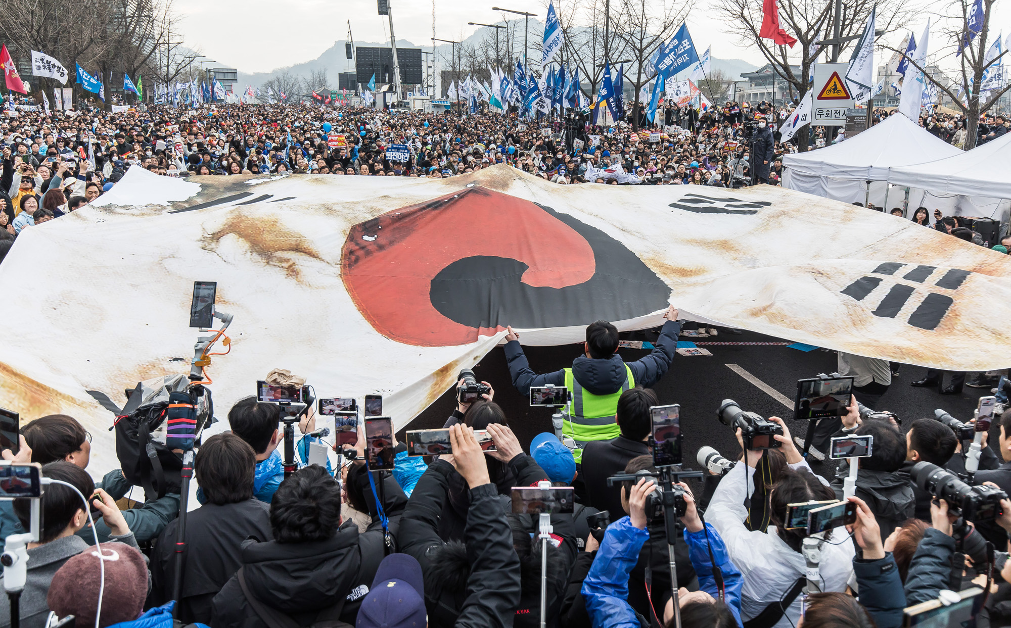 사회;집회;시위;3.1절;윤석열탄핵찬성집회;윤석열파면촉구범국민대회;야5당공동집회;더불어민주당;조국혁신당;진보당;기본소득당;사회민주당;이재명