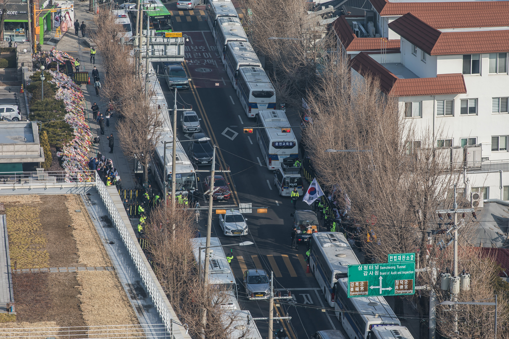 사회;집회;시위;극우단체;윤석열대통령지지자;헌법재판소;헌재스케치;헌재인근스케치;헌재윤석열대통령탄핵선고;헌재윤대통령탄핵심판