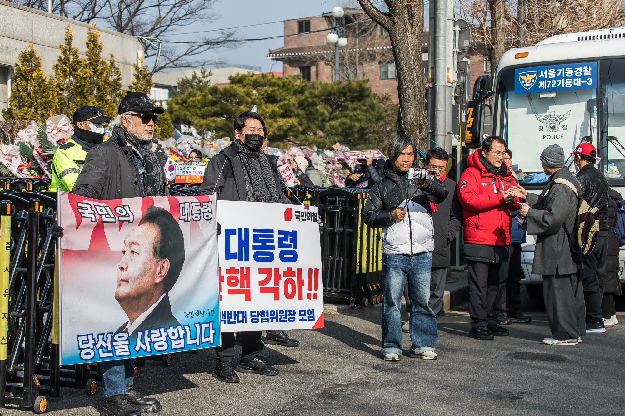 사회;집회;시위;극우단체;윤석열대통령지지자;헌법재판소;헌재스케치;헌재인근스케치;헌재윤석열대통령탄핵선고;헌재윤대통령탄핵심판
