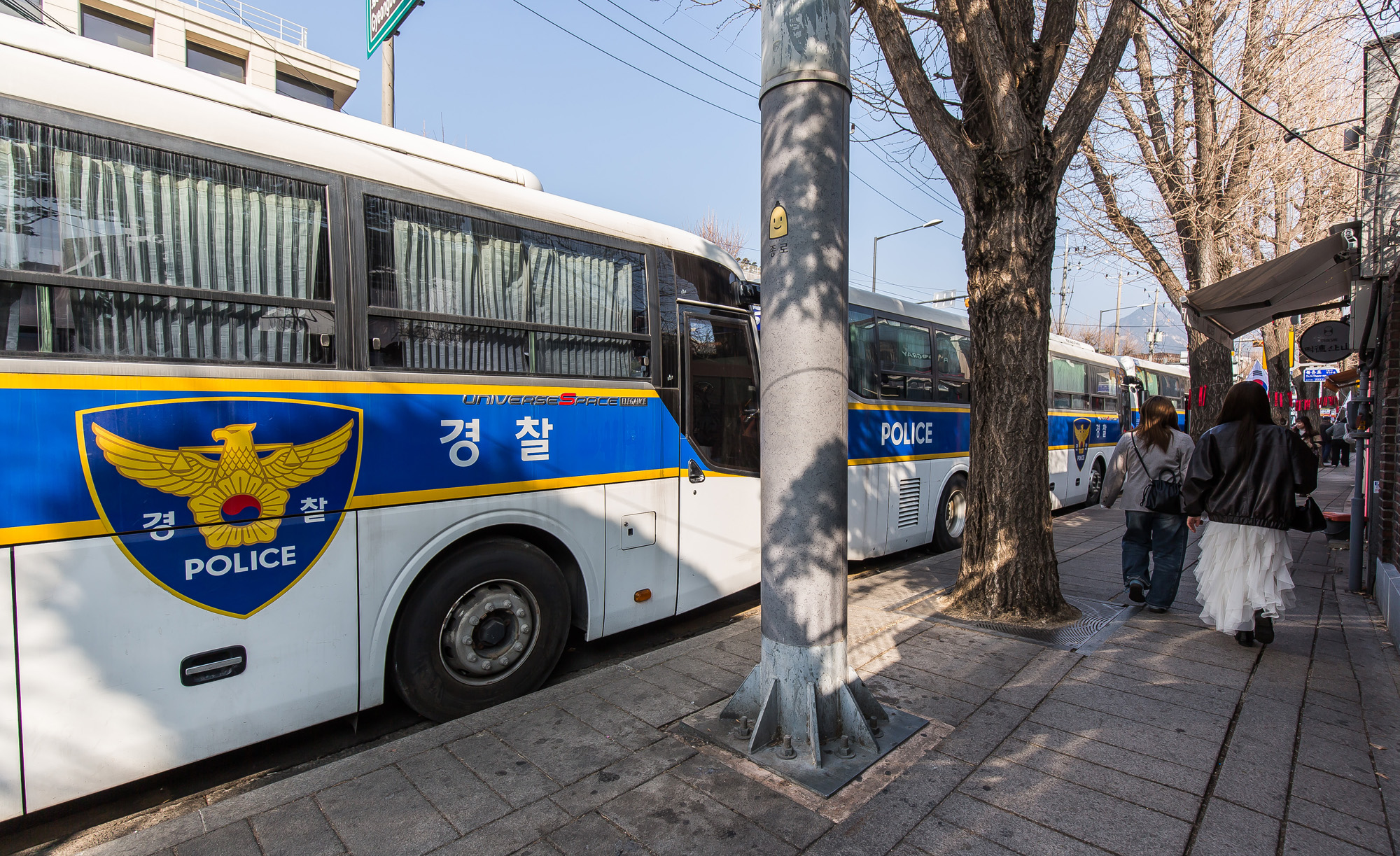 사회;집회;시위;극우단체;윤석열대통령지지자;헌법재판소;헌재스케치;헌재인근스케치;헌재윤석열대통령탄핵선고;헌재윤대통령탄핵심판