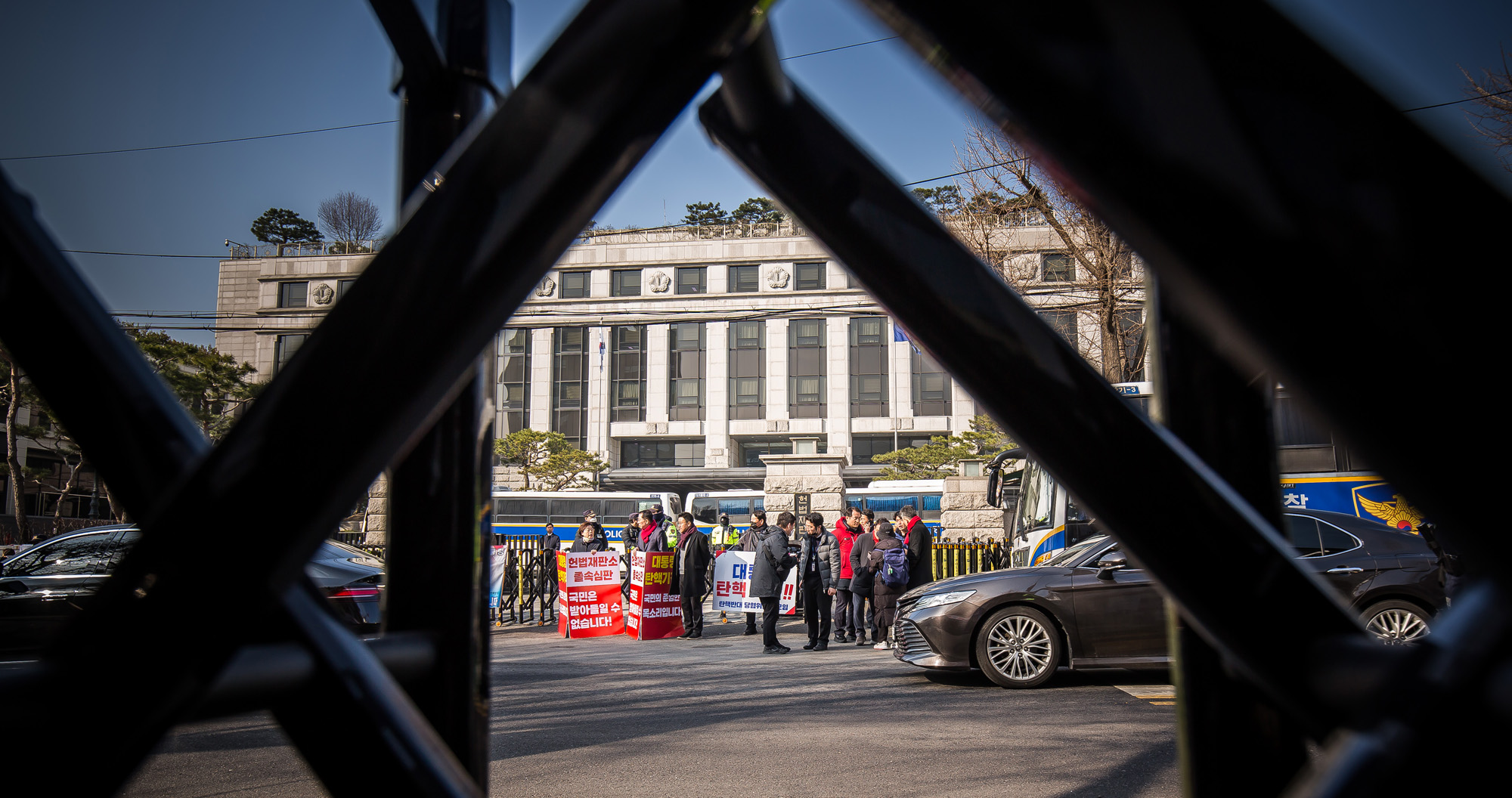 사회;집회;시위;극우단체;윤석열대통령지지자;헌법재판소;헌재스케치;헌재인근스케치;헌재윤석열대통령탄핵선고;헌재윤대통령탄핵심판