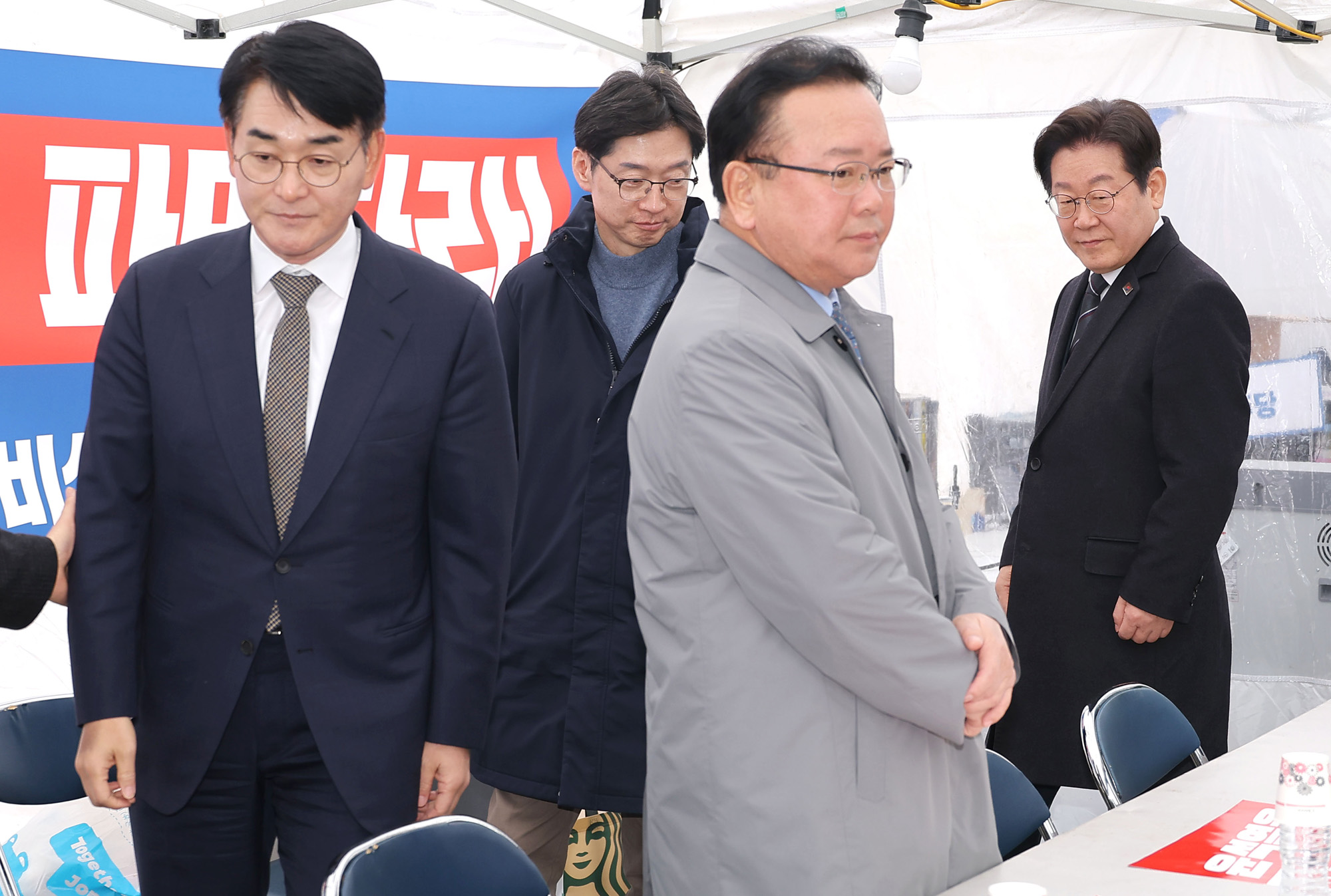 정치;정당;더불어민주당;민주당;이재명;더불어민주당국난극복을위한시국간담회;민주당천막농성장;김경수 전 경남도지사;박용진 전 의원;이광재 전 국회 사무총장;임종석 전 대통령 비서실장