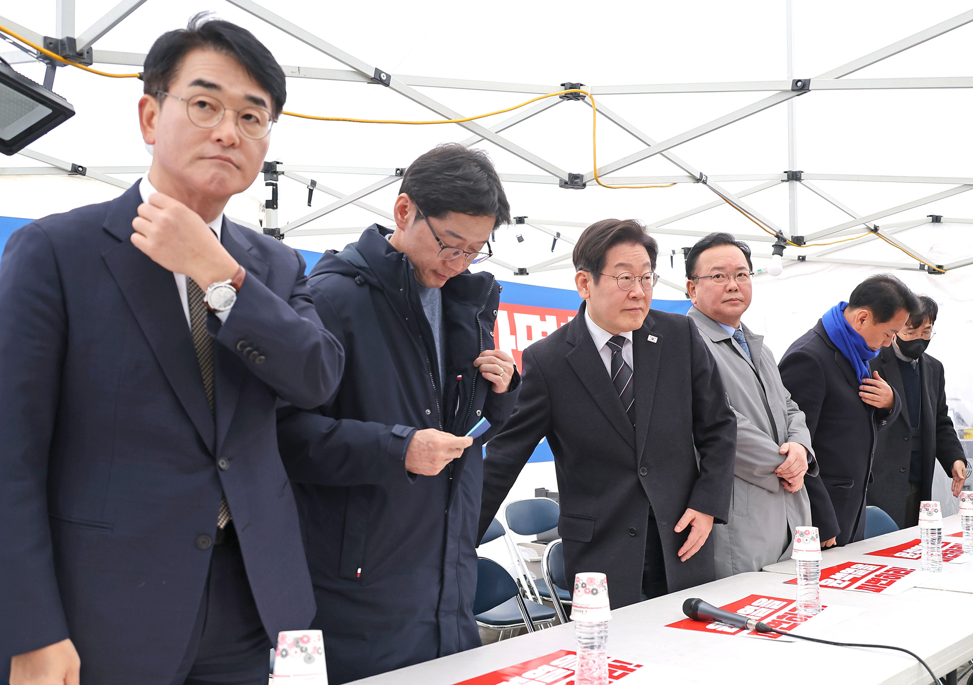 정치;정당;더불어민주당;민주당;이재명;더불어민주당국난극복을위한시국간담회;민주당천막농성장;김경수 전 경남도지사;박용진 전 의원;이광재 전 국회 사무총장;임종석 전 대통령 비서실장