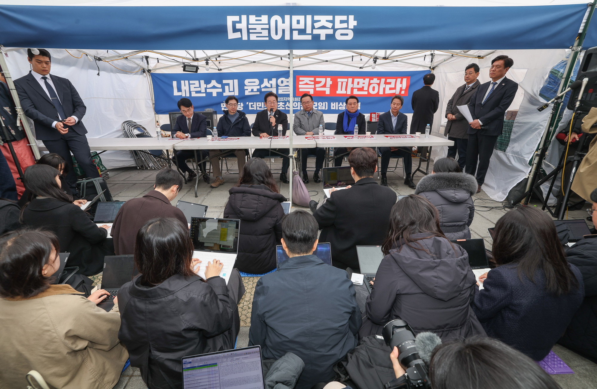 정치;정당;더불어민주당;민주당;이재명;더불어민주당국난극복을위한시국간담회;민주당천막농성장;김경수 전 경남도지사;박용진 전 의원;이광재 전 국회 사무총장;임종석 전 대통령 비서실장