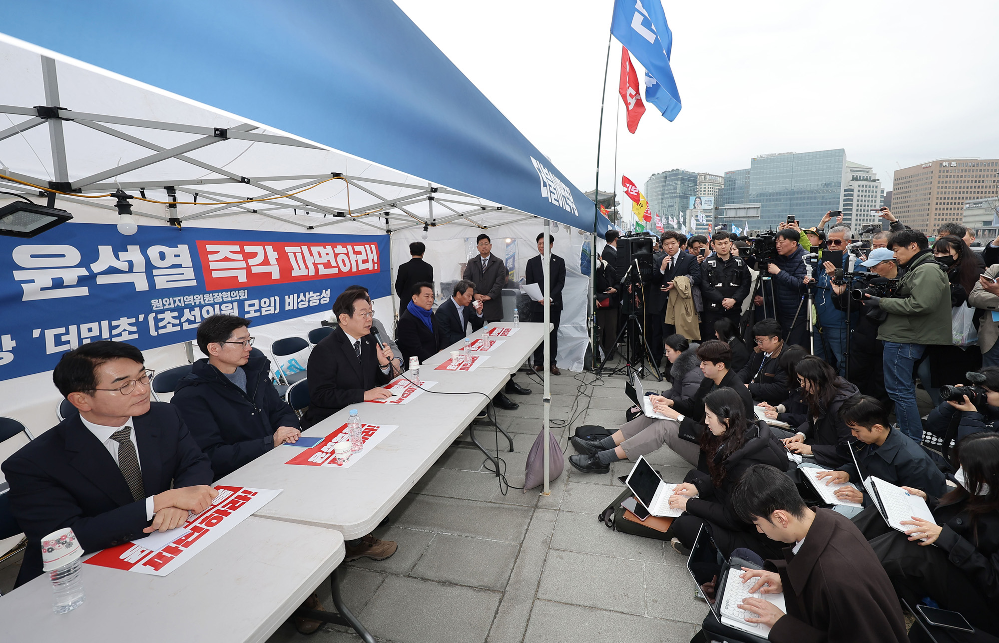 정치;정당;더불어민주당;민주당;이재명;더불어민주당국난극복을위한시국간담회;민주당천막농성장;김경수 전 경남도지사;박용진 전 의원;이광재 전 국회 사무총장;임종석 전 대통령 비서실장