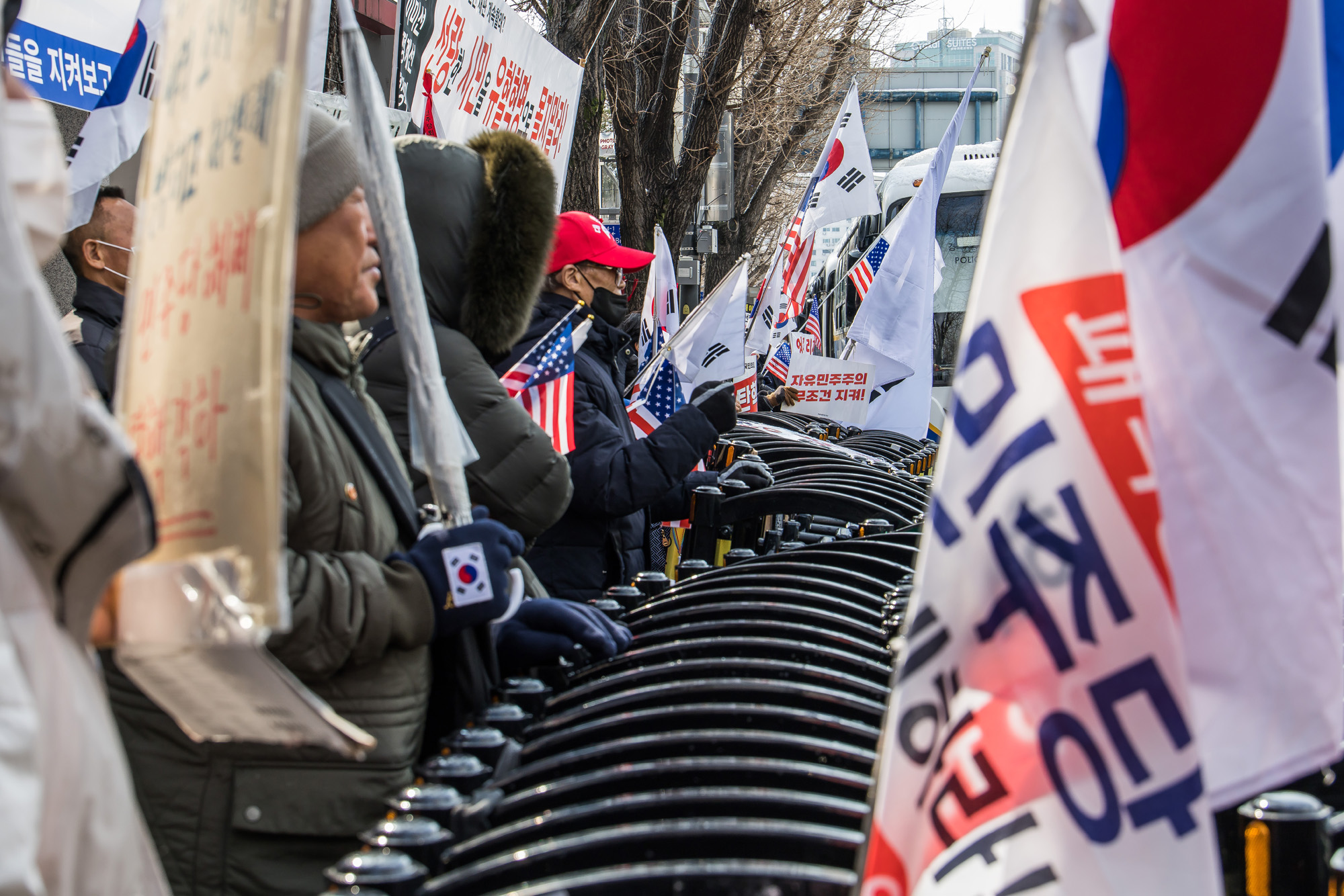 사회;세태;헌법재판소;헌재;헌재주변스케치;헌재탄핵선고임박;헌재윤석열대통령탄핵심판선고임박;헌재경찰경계근무;헌법재판소경비삼엄