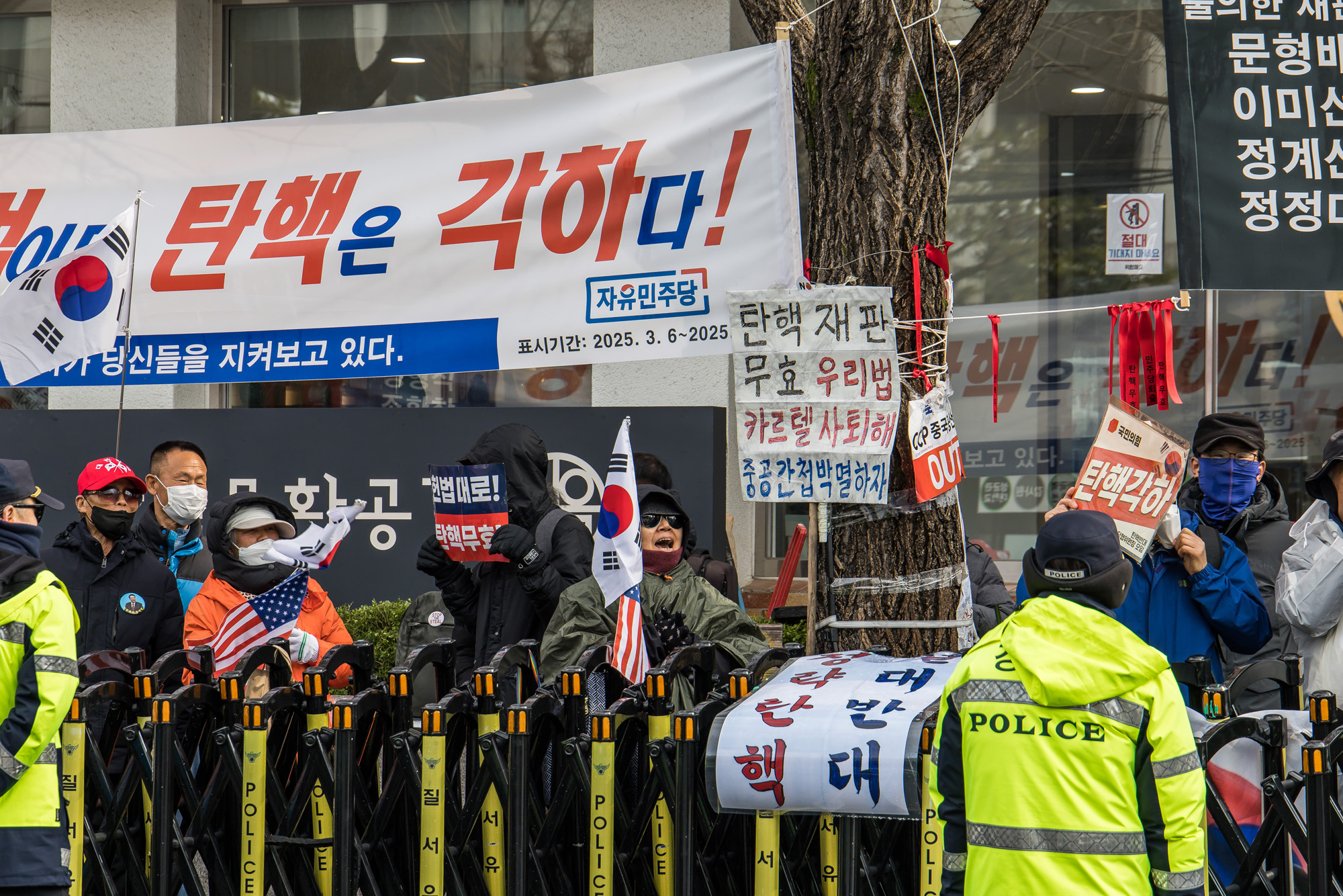 사회;세태;헌법재판소;헌재;헌재주변스케치;헌재탄핵선고임박;헌재윤석열대통령탄핵심판선고임박;헌재경찰경계근무;헌법재판소경비삼엄