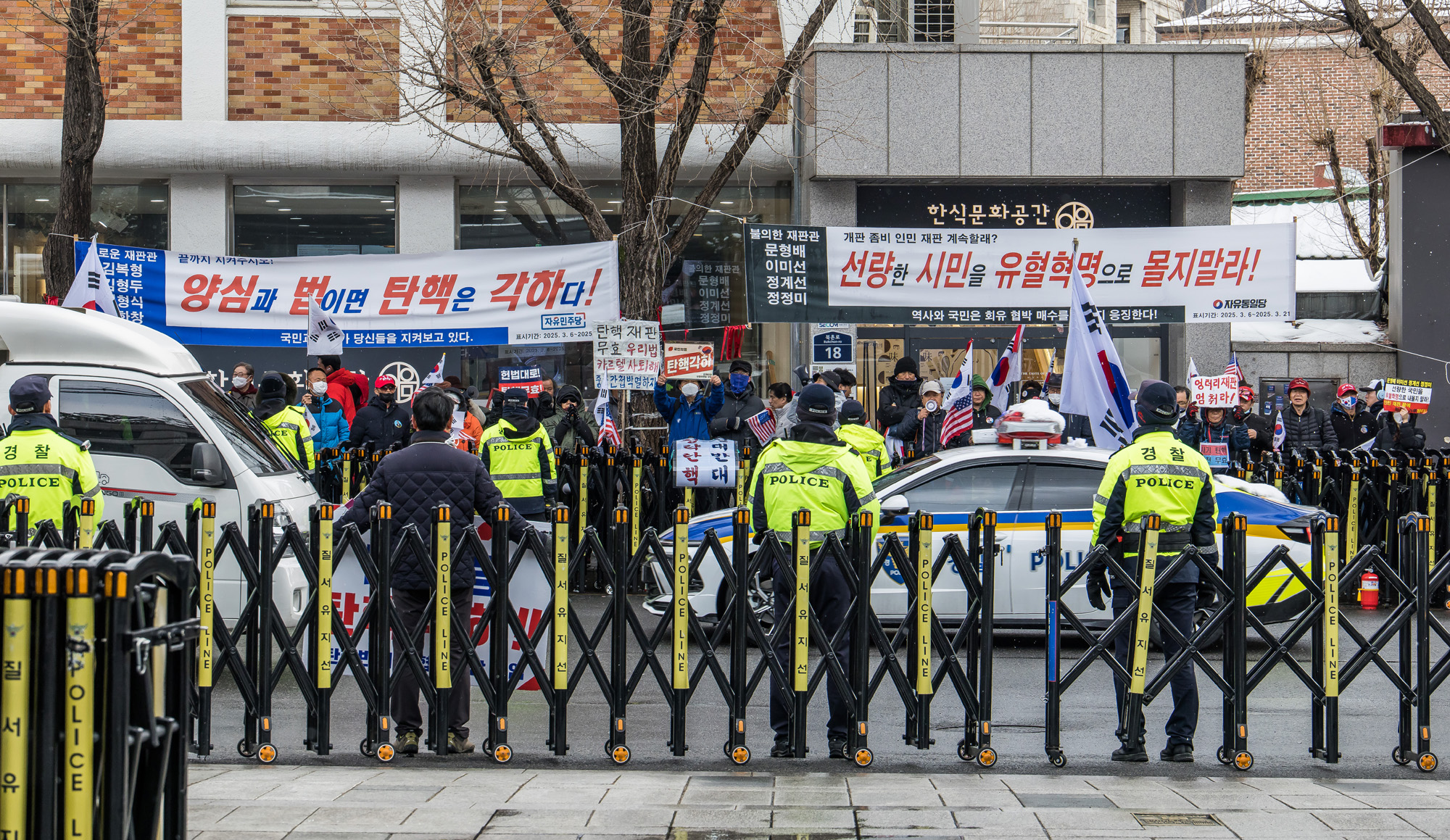 사회;세태;헌법재판소;헌재;헌재주변스케치;헌재탄핵선고임박;헌재윤석열대통령탄핵심판선고임박;헌재경찰경계근무;헌법재판소경비삼엄