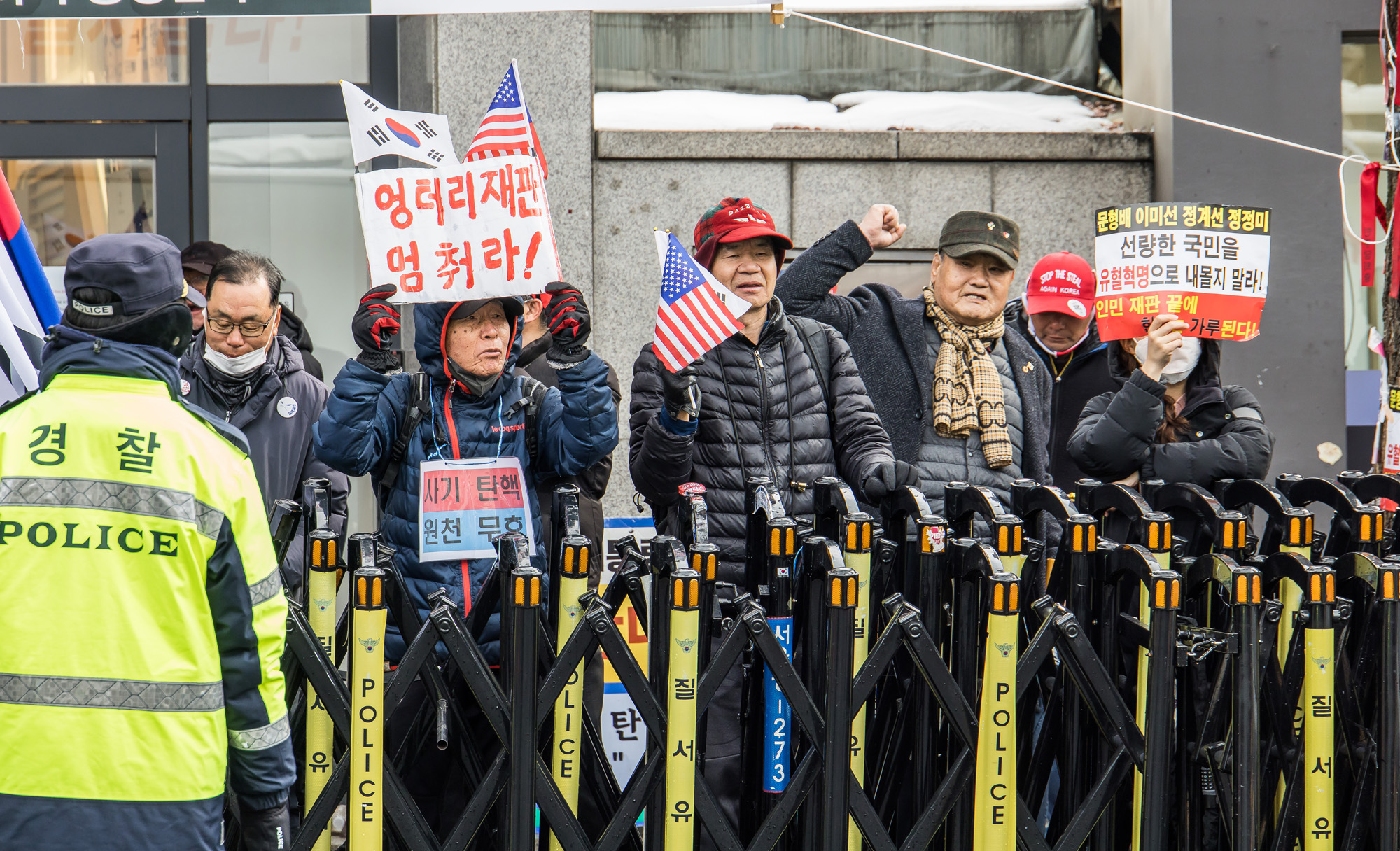 사회;세태;헌법재판소;헌재;헌재주변스케치;헌재탄핵선고임박;헌재윤석열대통령탄핵심판선고임박;헌재경찰경계근무;헌법재판소경비삼엄