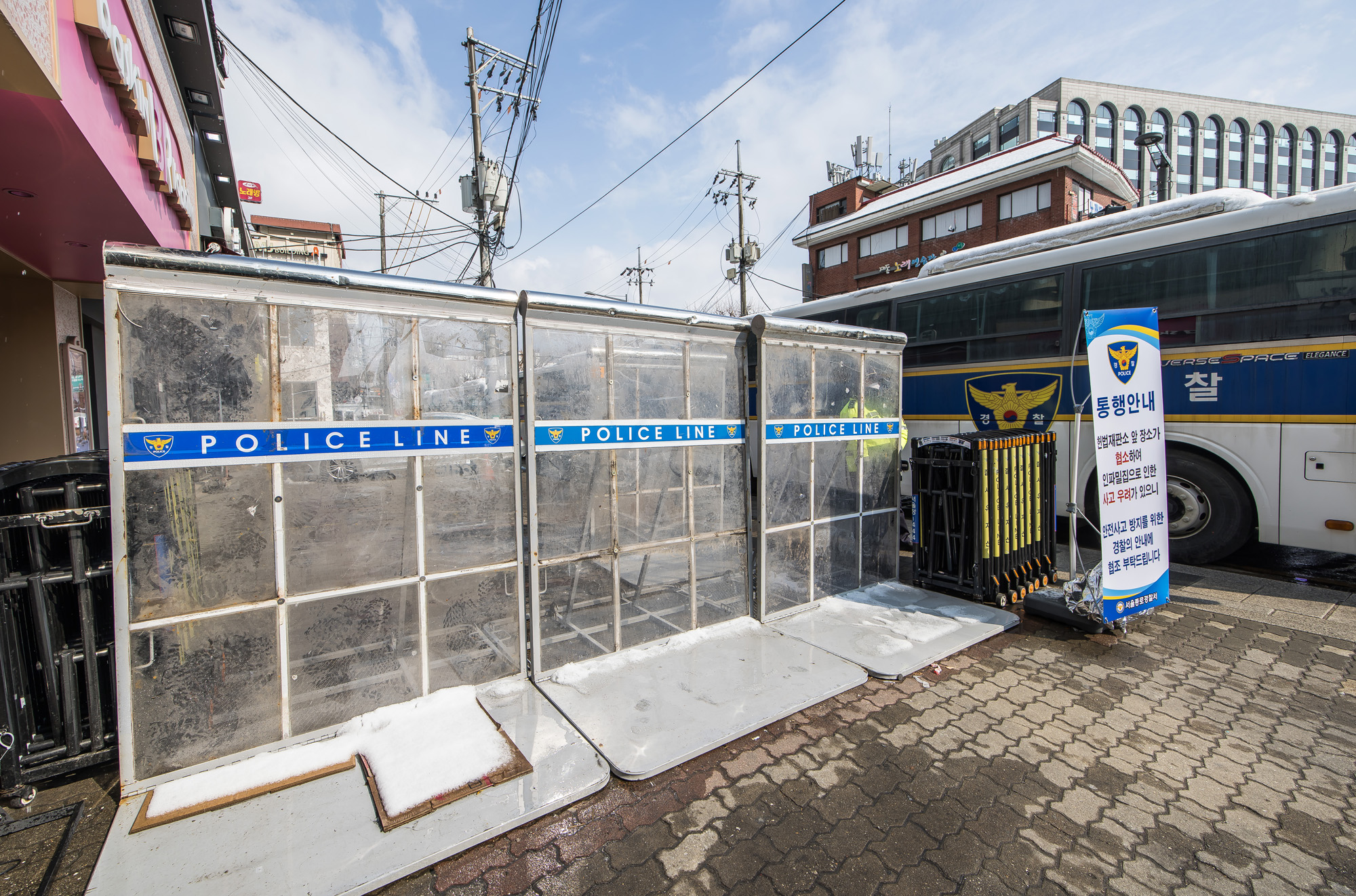 사회;세태;헌법재판소;헌재;헌재주변스케치;헌재탄핵선고임박;헌재윤석열대통령탄핵심판선고임박;헌재경찰경계근무;헌법재판소경비삼엄