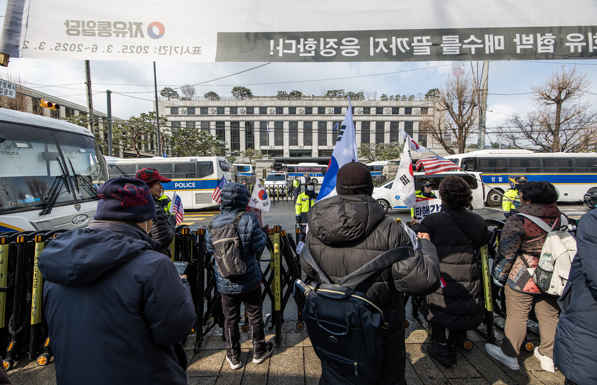 사회;세태;헌법재판소;헌재;헌재주변스케치;헌재탄핵선고임박;헌재윤석열대통령탄핵심판선고임박;헌재경찰경계근무;헌법재판소경비삼엄