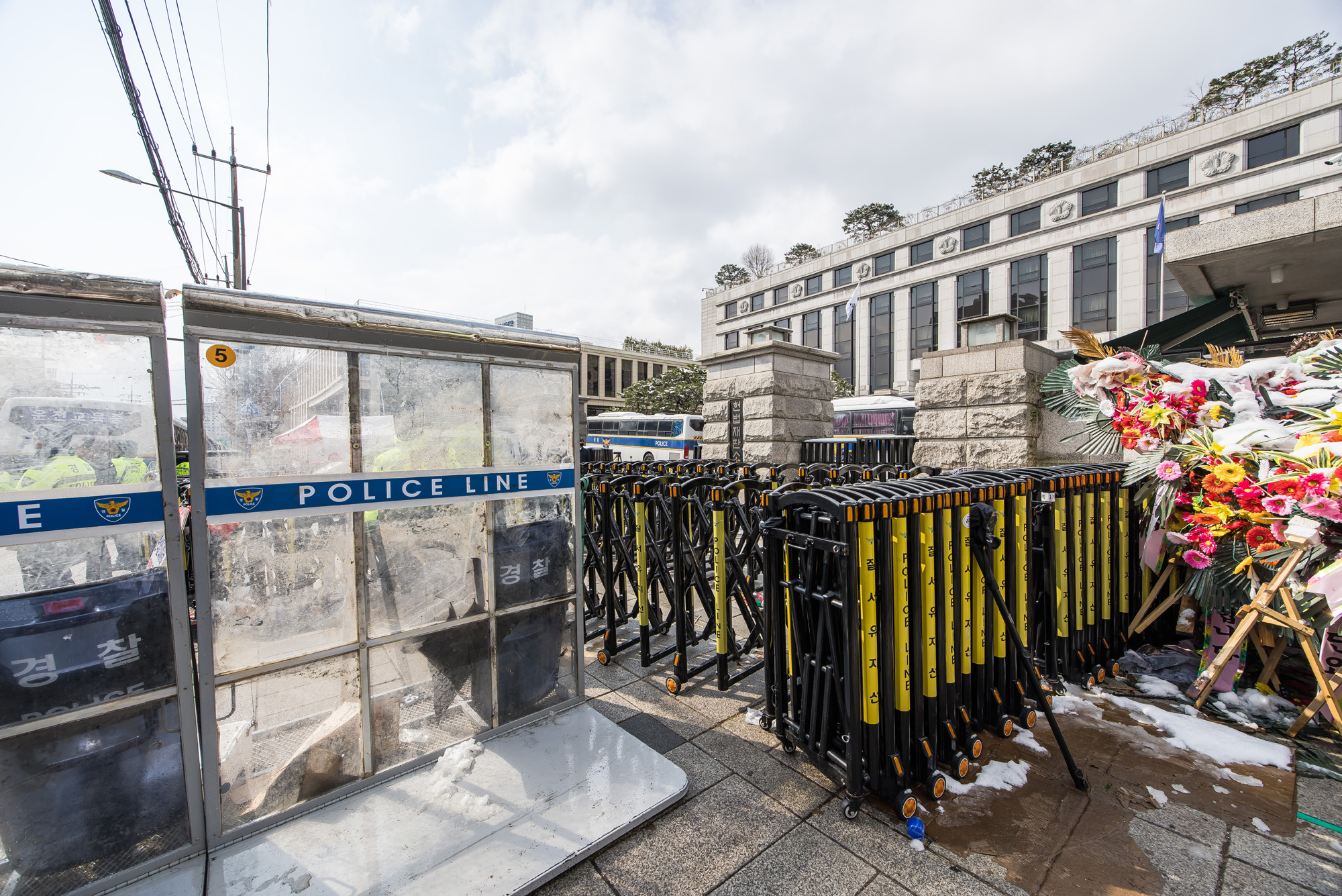 사회;세태;헌법재판소;헌재;헌재주변스케치;헌재탄핵선고임박;헌재윤석열대통령탄핵심판선고임박;헌재경찰경계근무;헌법재판소경비삼엄