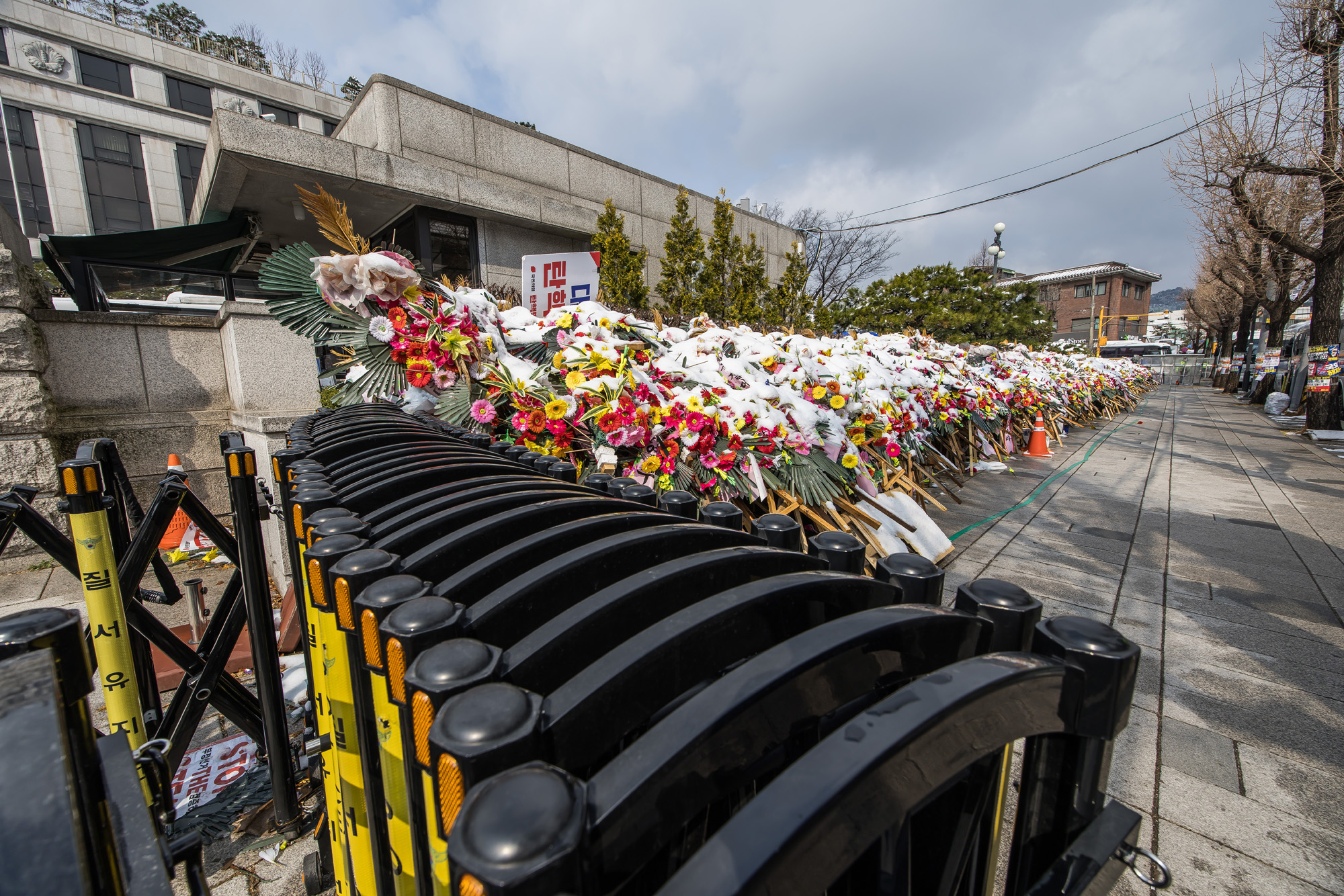 사회;세태;헌법재판소;헌재;헌재주변스케치;헌재탄핵선고임박;헌재윤석열대통령탄핵심판선고임박;헌재경찰경계근무;헌법재판소경비삼엄