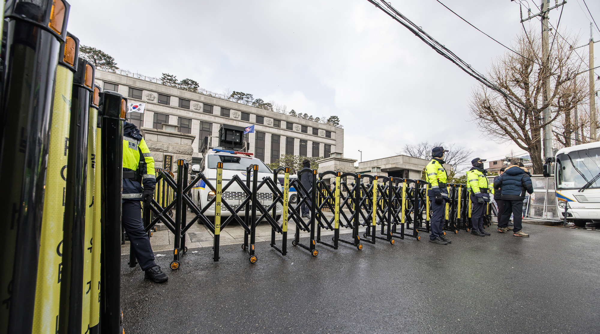 사회;세태;헌법재판소;헌재;헌재주변스케치;헌재탄핵선고임박;헌재윤석열대통령탄핵심판선고임박;헌재경찰경계근무;헌법재판소경비삼엄