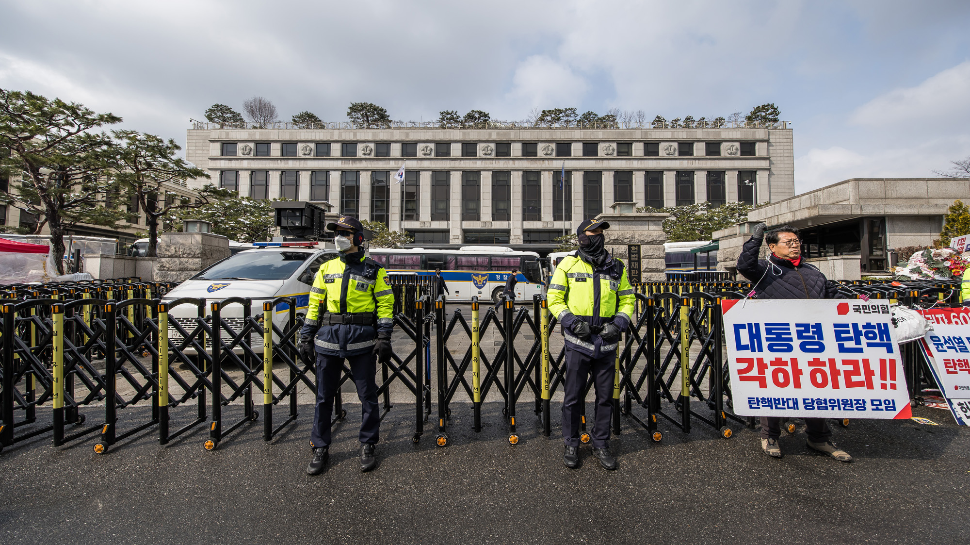 사회;세태;헌법재판소;헌재;헌재주변스케치;헌재탄핵선고임박;헌재윤석열대통령탄핵심판선고임박;헌재경찰경계근무;헌법재판소경비삼엄
