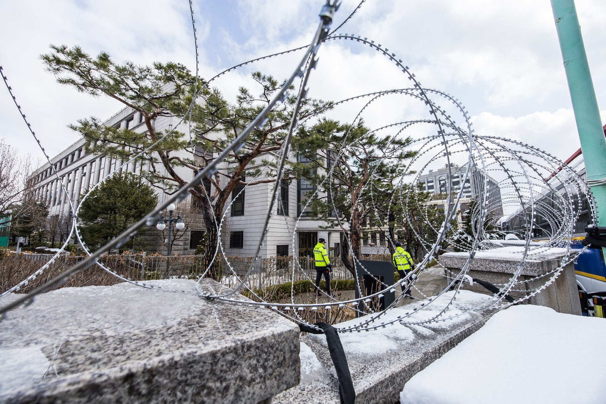 사회;세태;헌법재판소;헌재;헌재주변스케치;헌재탄핵선고임박;헌재윤석열대통령탄핵심판선고임박;헌재경찰경계근무;헌법재판소경비삼엄
