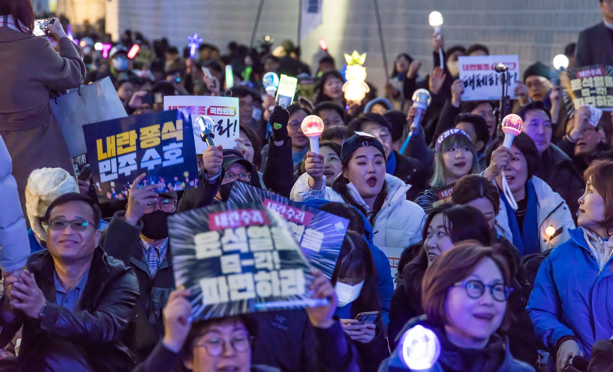 사회;집회;시위;정치;민주당;더불어민주당;내란수괴윤석열즉각파면긴급행동;야5당 공동 비상시국 범국민대회;윤석열즉각퇴진사회대개혁비상행동;윤석열파면촉구집회