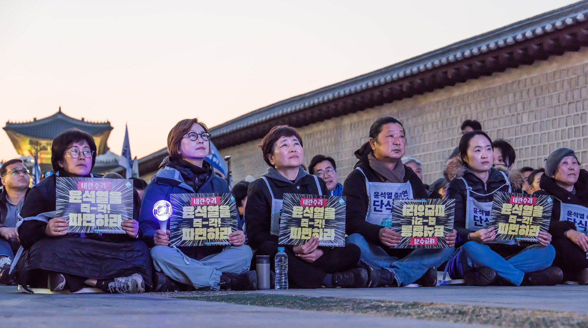 사회;집회;시위;정치;민주당;더불어민주당;내란수괴윤석열즉각파면긴급행동;야5당 공동 비상시국 범국민대회;윤석열즉각퇴진사회대개혁비상행동;윤석열파면촉구집회