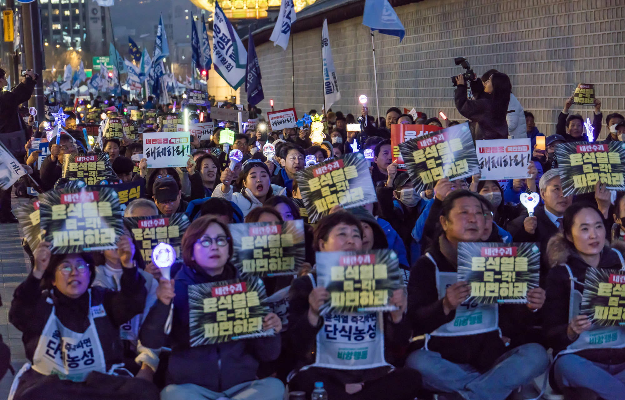 사회;집회;시위;정치;민주당;더불어민주당;내란수괴윤석열즉각파면긴급행동;야5당 공동 비상시국 범국민대회;윤석열즉각퇴진사회대개혁비상행동;윤석열파면촉구집회