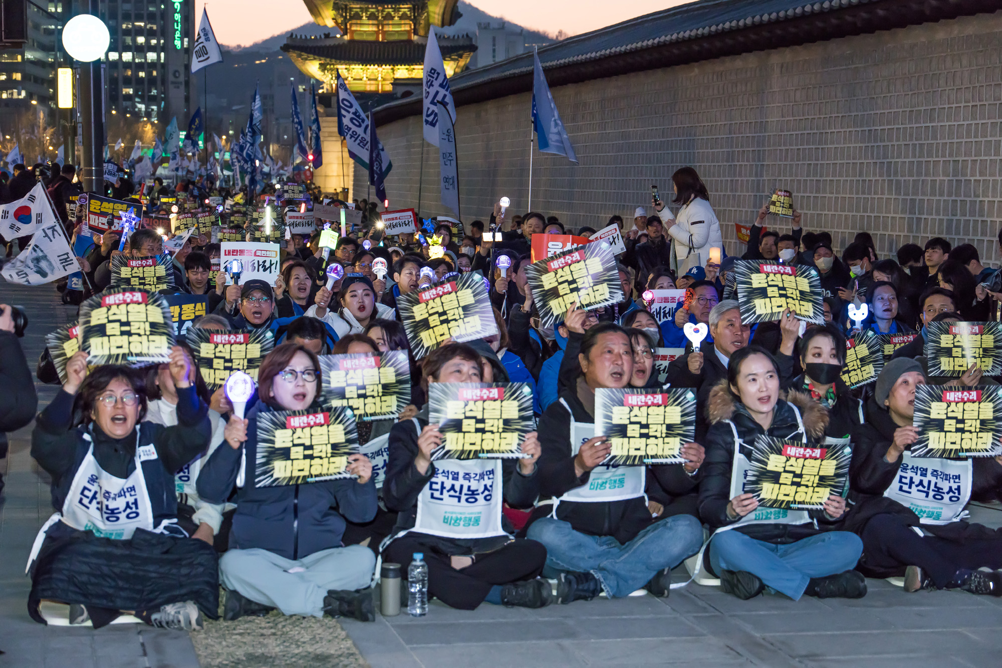 사회;집회;시위;정치;민주당;더불어민주당;내란수괴윤석열즉각파면긴급행동;야5당 공동 비상시국 범국민대회;윤석열즉각퇴진사회대개혁비상행동;윤석열파면촉구집회