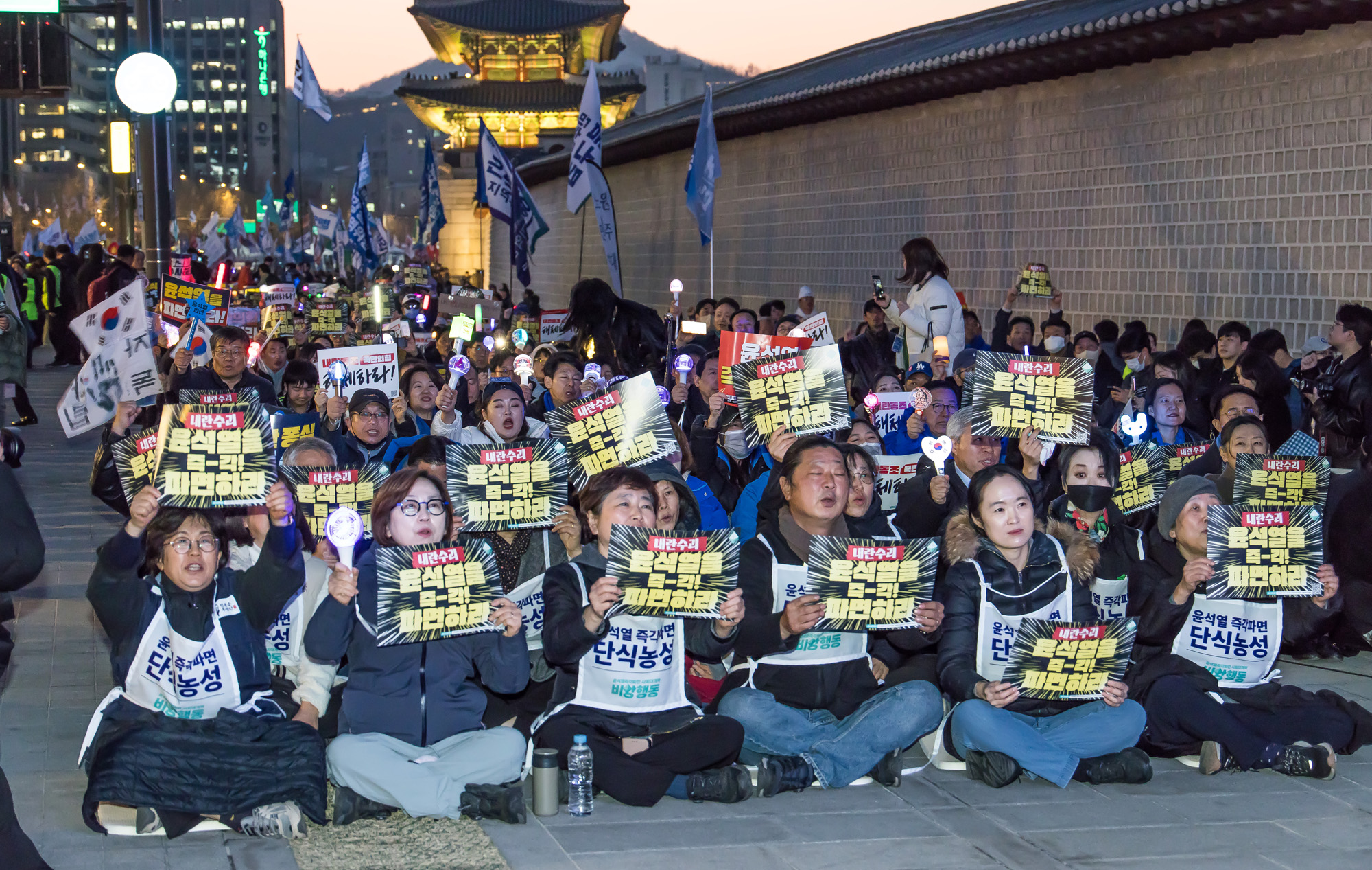 사회;집회;시위;정치;민주당;더불어민주당;내란수괴윤석열즉각파면긴급행동;야5당 공동 비상시국 범국민대회;윤석열즉각퇴진사회대개혁비상행동;윤석열파면촉구집회