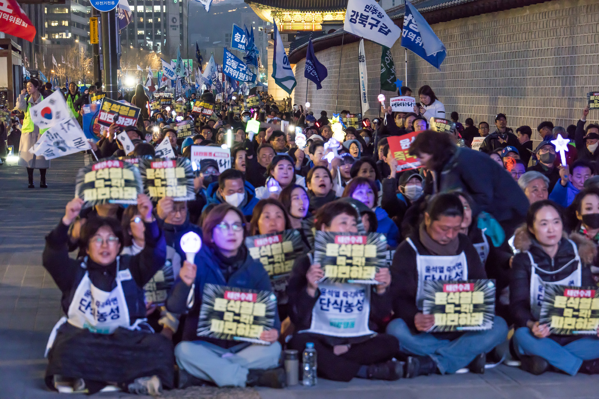 사회;집회;시위;정치;민주당;더불어민주당;내란수괴윤석열즉각파면긴급행동;야5당 공동 비상시국 범국민대회;윤석열즉각퇴진사회대개혁비상행동;윤석열파면촉구집회