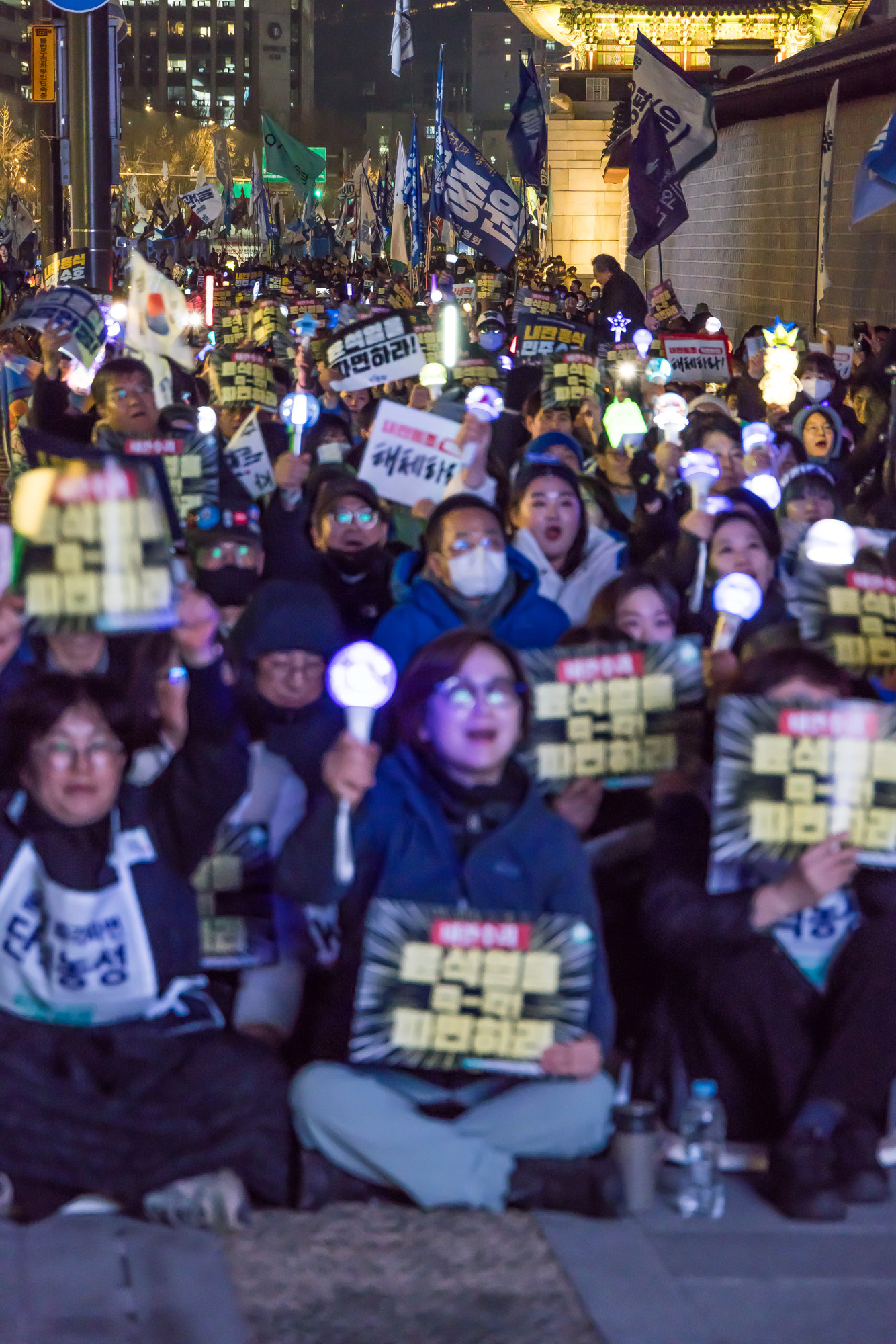 사회;집회;시위;정치;민주당;더불어민주당;내란수괴윤석열즉각파면긴급행동;야5당 공동 비상시국 범국민대회;윤석열즉각퇴진사회대개혁비상행동;윤석열파면촉구집회