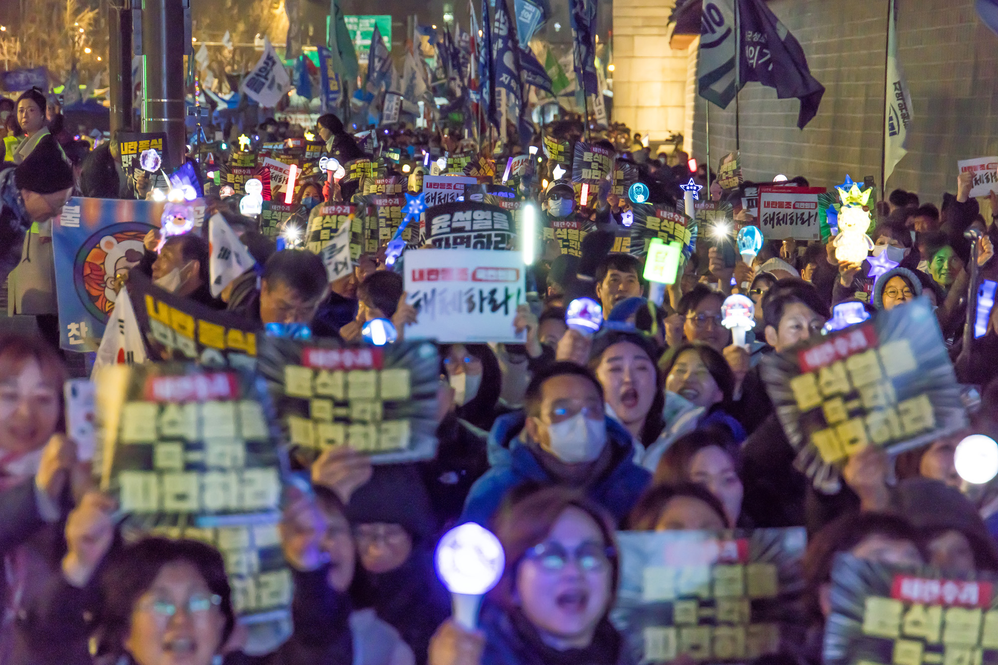 사회;집회;시위;정치;민주당;더불어민주당;내란수괴윤석열즉각파면긴급행동;야5당 공동 비상시국 범국민대회;윤석열즉각퇴진사회대개혁비상행동;윤석열파면촉구집회