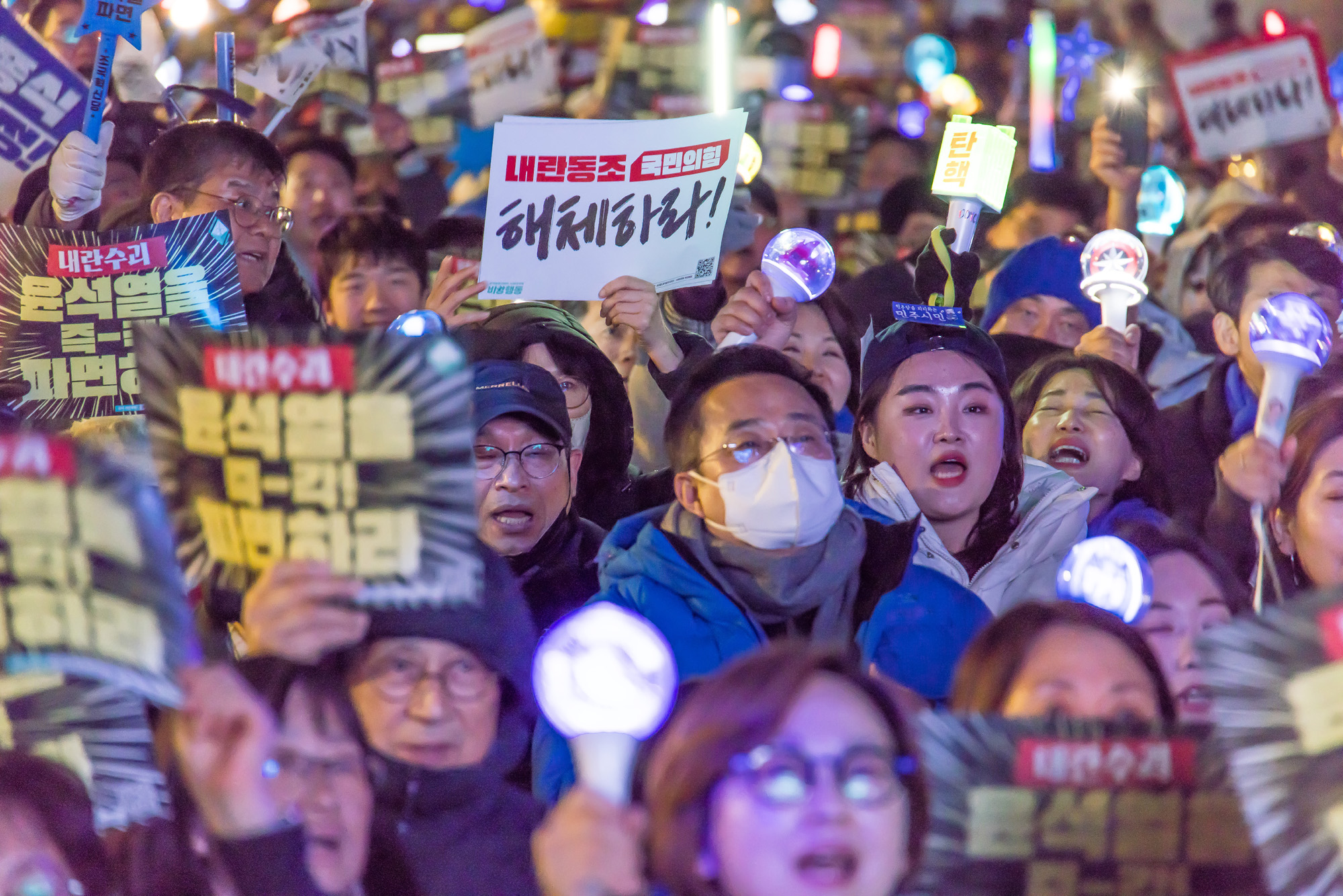 사회;집회;시위;정치;민주당;더불어민주당;내란수괴윤석열즉각파면긴급행동;야5당 공동 비상시국 범국민대회;윤석열즉각퇴진사회대개혁비상행동;윤석열파면촉구집회