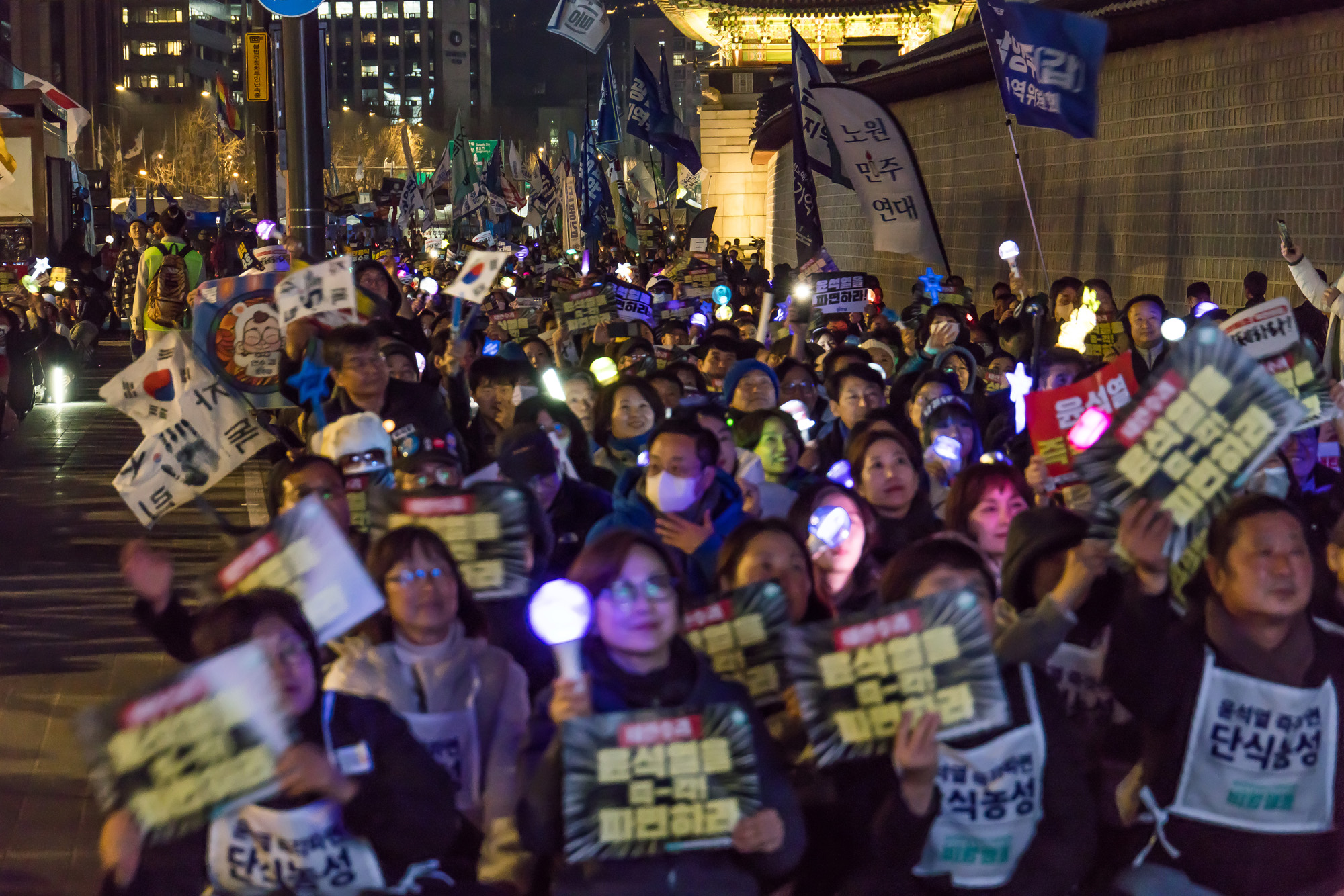 사회;집회;시위;정치;민주당;더불어민주당;내란수괴윤석열즉각파면긴급행동;야5당 공동 비상시국 범국민대회;윤석열즉각퇴진사회대개혁비상행동;윤석열파면촉구집회