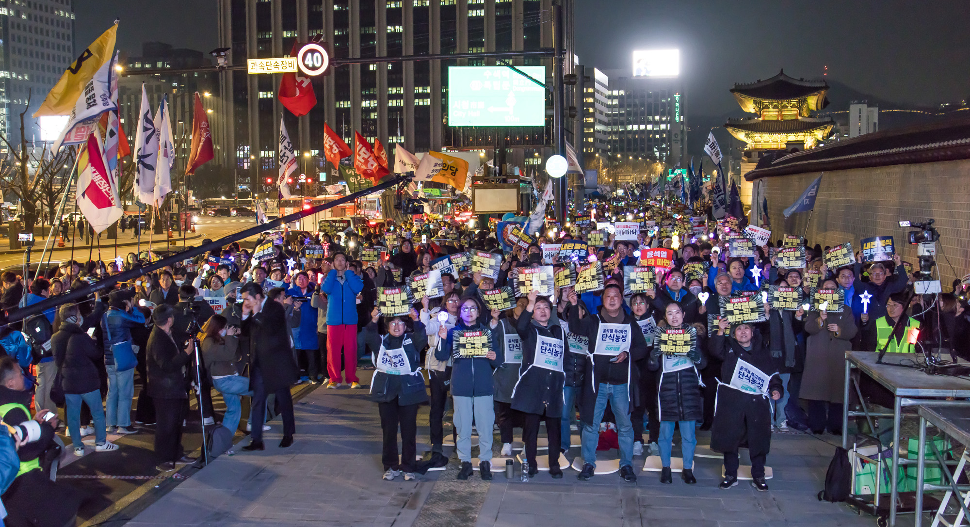 사회;집회;시위;정치;민주당;더불어민주당;내란수괴윤석열즉각파면긴급행동;야5당 공동 비상시국 범국민대회;윤석열즉각퇴진사회대개혁비상행동;윤석열파면촉구집회