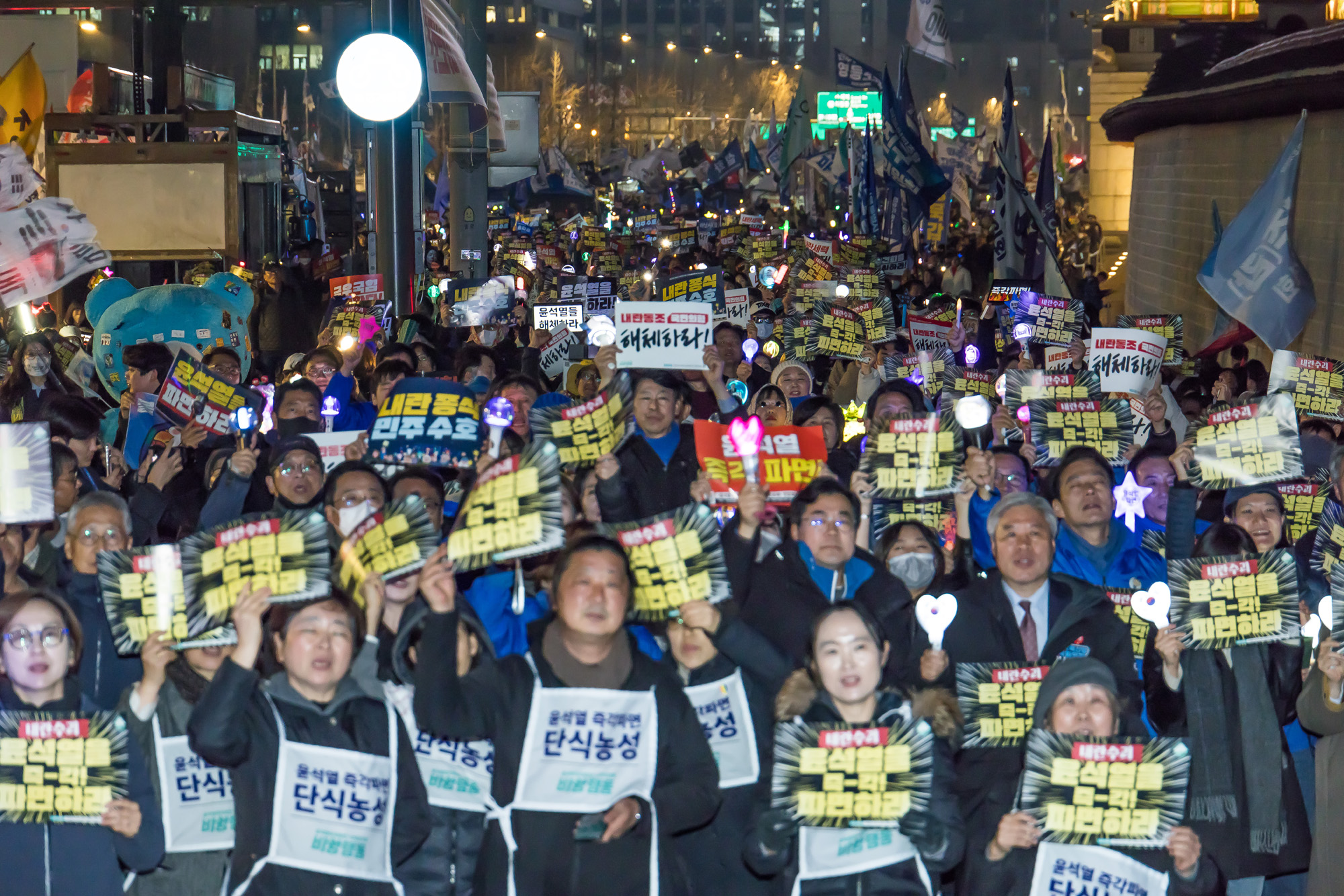 사회;집회;시위;정치;민주당;더불어민주당;내란수괴윤석열즉각파면긴급행동;야5당 공동 비상시국 범국민대회;윤석열즉각퇴진사회대개혁비상행동;윤석열파면촉구집회