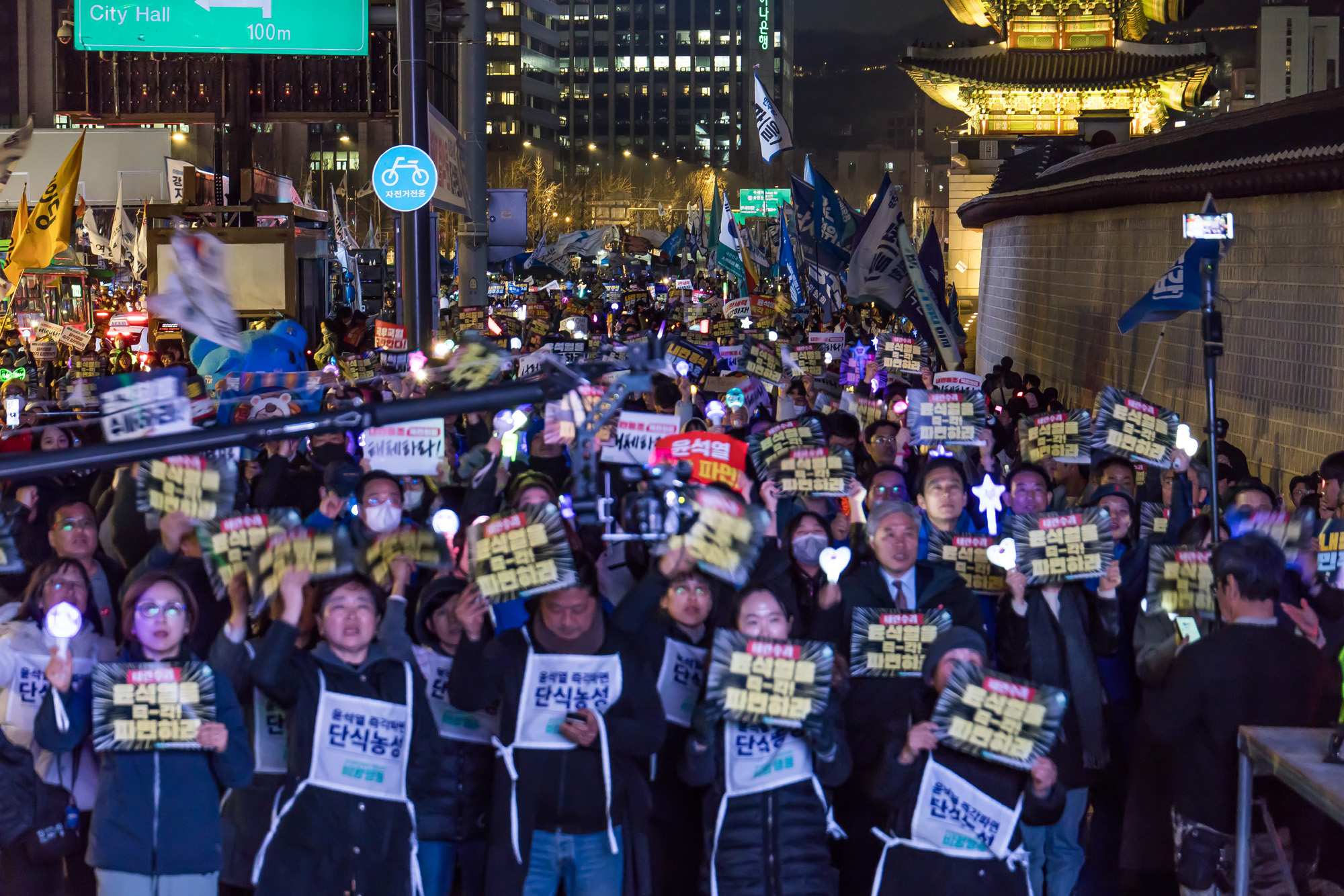 사회;집회;시위;정치;민주당;더불어민주당;내란수괴윤석열즉각파면긴급행동;야5당 공동 비상시국 범국민대회;윤석열즉각퇴진사회대개혁비상행동;윤석열파면촉구집회