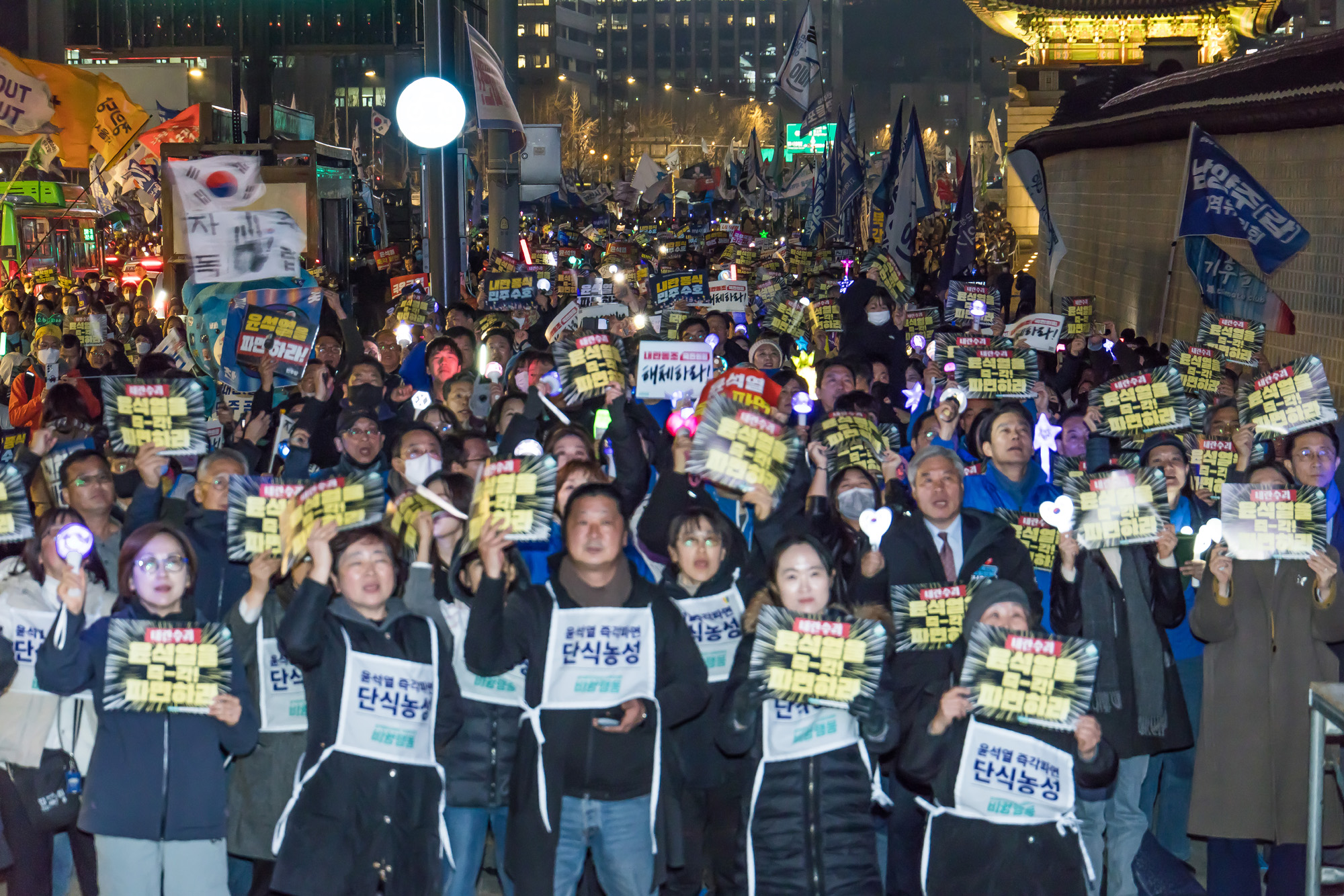 사회;집회;시위;정치;민주당;더불어민주당;내란수괴윤석열즉각파면긴급행동;야5당 공동 비상시국 범국민대회;윤석열즉각퇴진사회대개혁비상행동;윤석열파면촉구집회