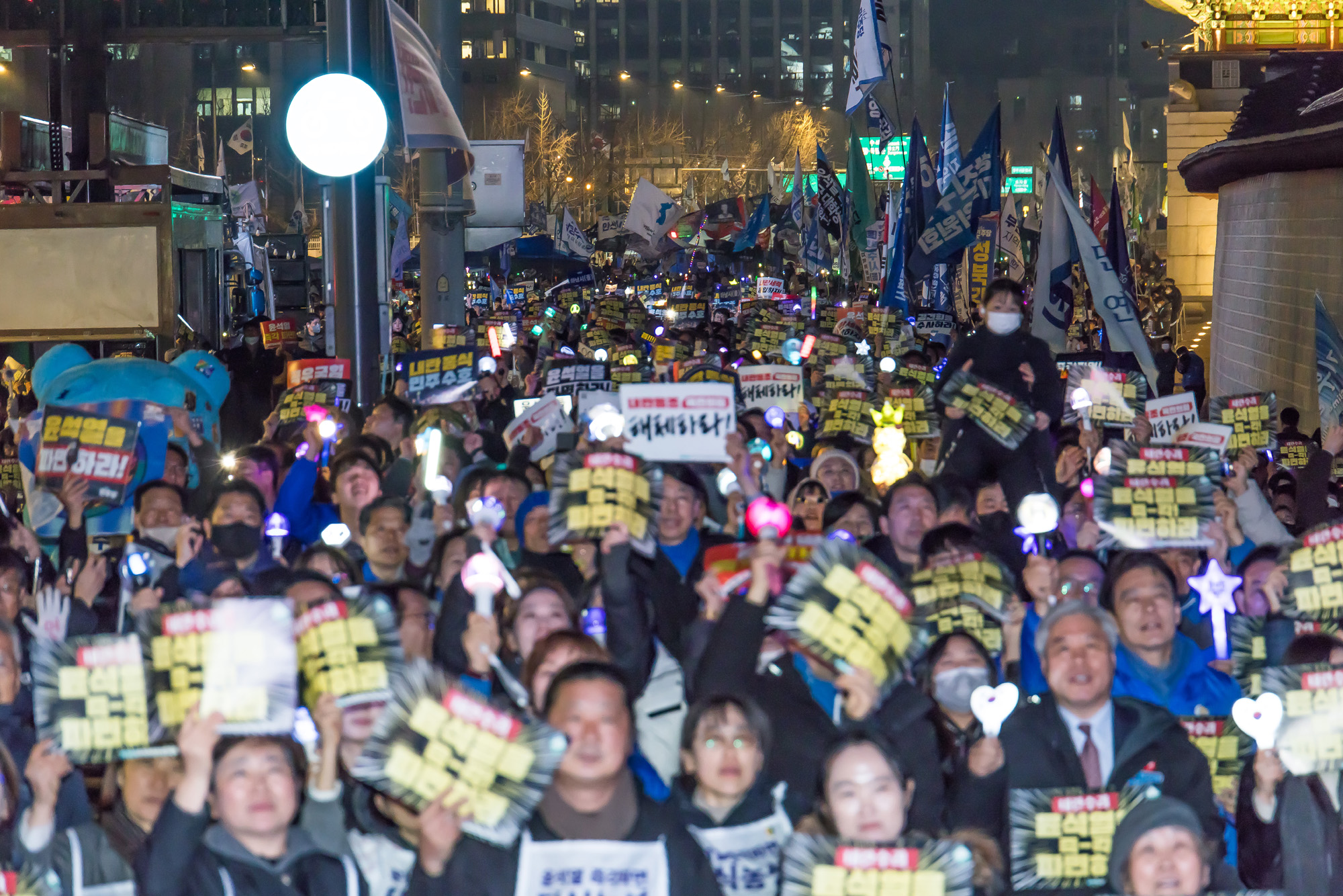 사회;집회;시위;정치;민주당;더불어민주당;내란수괴윤석열즉각파면긴급행동;야5당 공동 비상시국 범국민대회;윤석열즉각퇴진사회대개혁비상행동;윤석열파면촉구집회