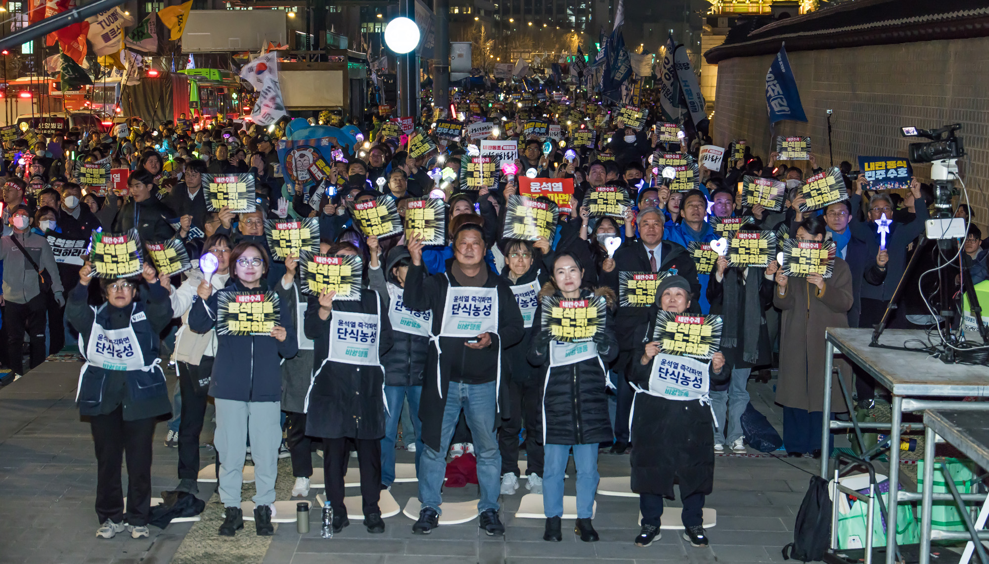 사회;집회;시위;정치;민주당;더불어민주당;내란수괴윤석열즉각파면긴급행동;야5당 공동 비상시국 범국민대회;윤석열즉각퇴진사회대개혁비상행동;윤석열파면촉구집회