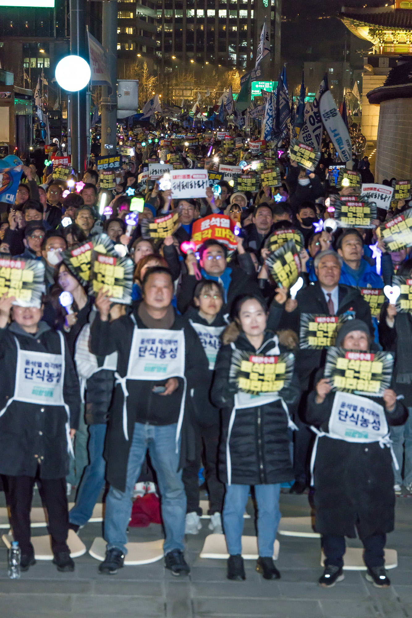 사회;집회;시위;정치;민주당;더불어민주당;내란수괴윤석열즉각파면긴급행동;야5당 공동 비상시국 범국민대회;윤석열즉각퇴진사회대개혁비상행동;윤석열파면촉구집회
