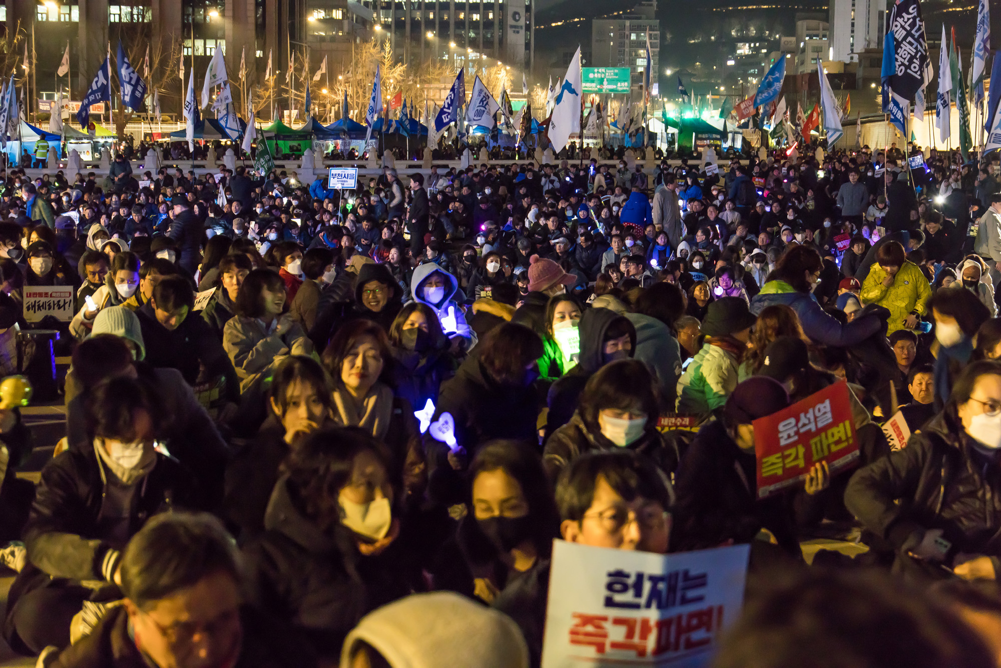 사회;집회;시위;정치;민주당;더불어민주당;내란수괴윤석열즉각파면긴급행동;야5당 공동 비상시국 범국민대회;윤석열즉각퇴진사회대개혁비상행동;윤석열파면촉구집회