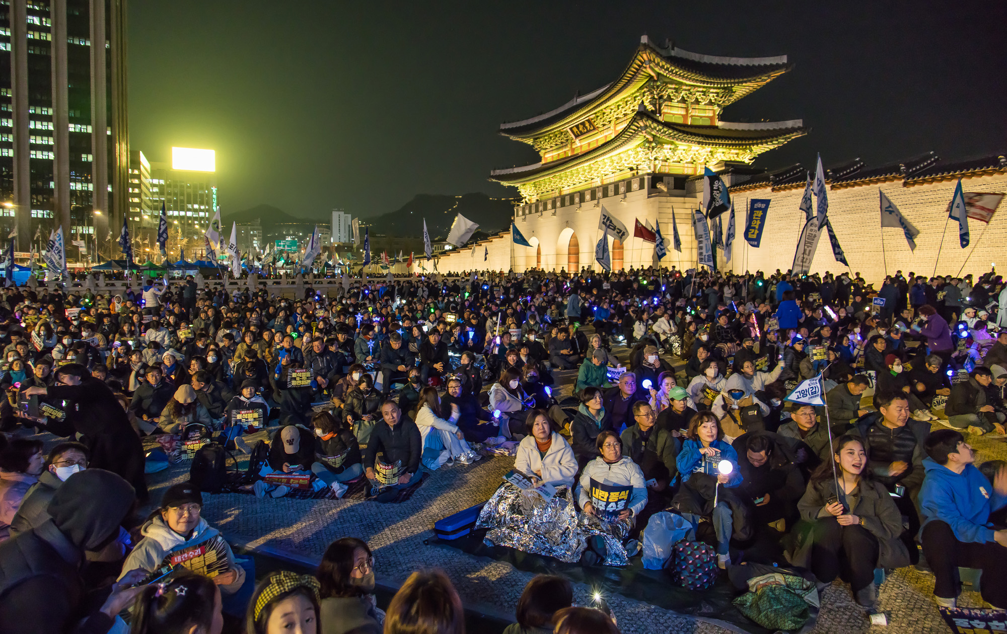 사회;집회;시위;정치;민주당;더불어민주당;내란수괴윤석열즉각파면긴급행동;야5당 공동 비상시국 범국민대회;윤석열즉각퇴진사회대개혁비상행동;윤석열파면촉구집회