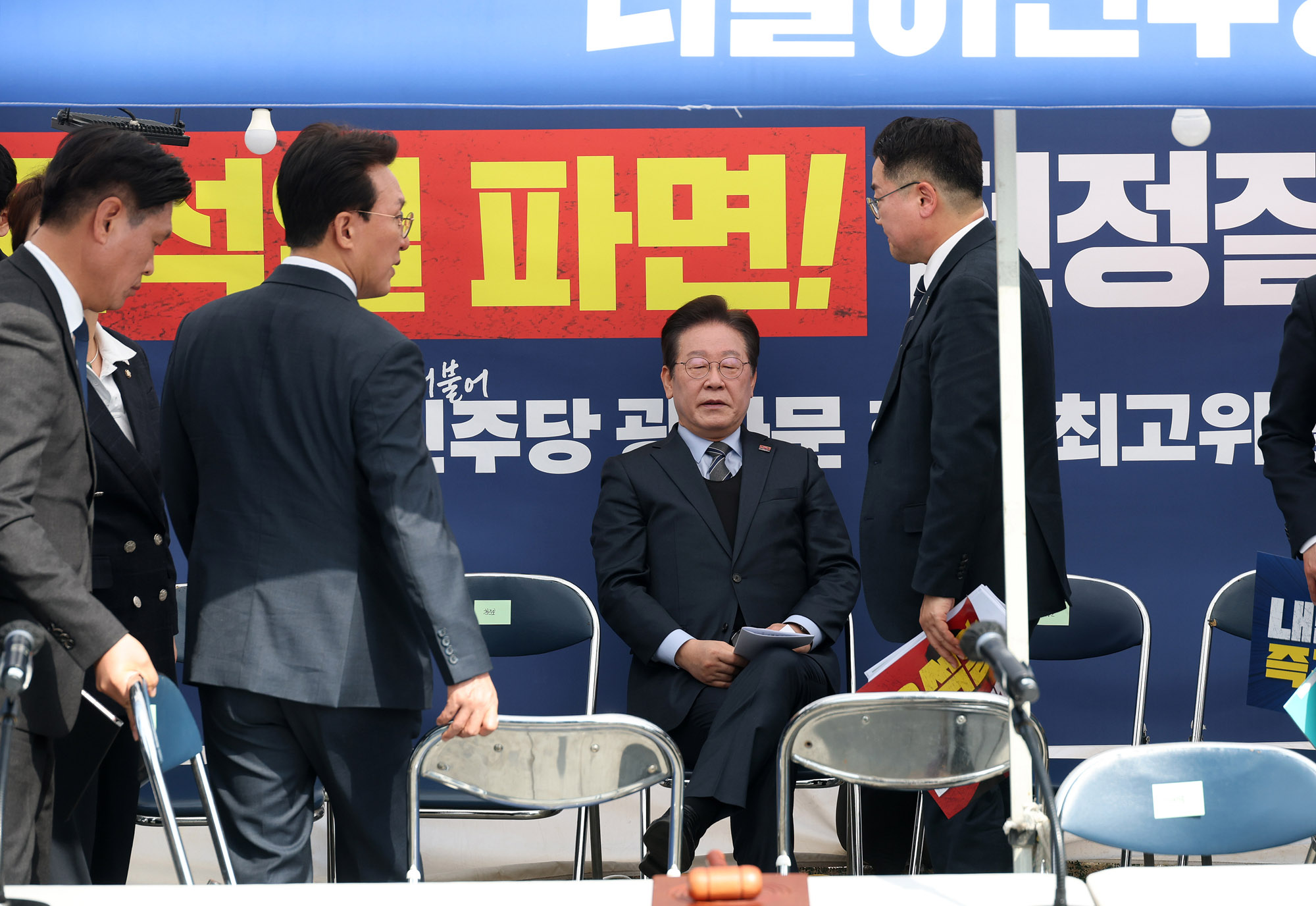 더불어민주당;천막당사;현판식