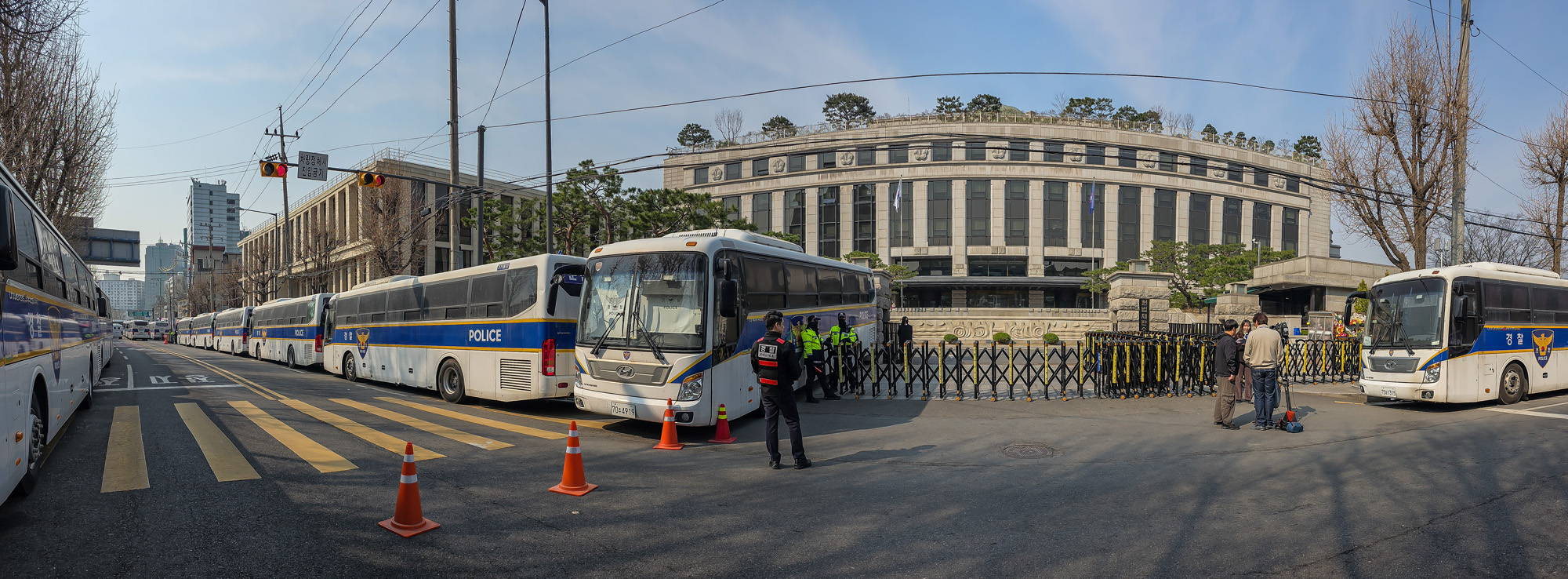 사회;헌재;헌법재판소;헌재탄핵선고;헌법재판소윤석열대통령탄핵심판선고;헌재주변스케치;헌재진공상태;헌재앞경찰버스차벽;안국역