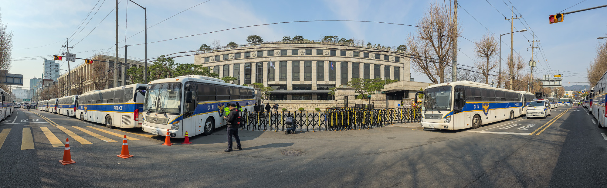 사회;헌재;헌법재판소;헌재탄핵선고;헌법재판소윤석열대통령탄핵심판선고;헌재주변스케치;헌재진공상태;헌재앞경찰버스차벽;안국역