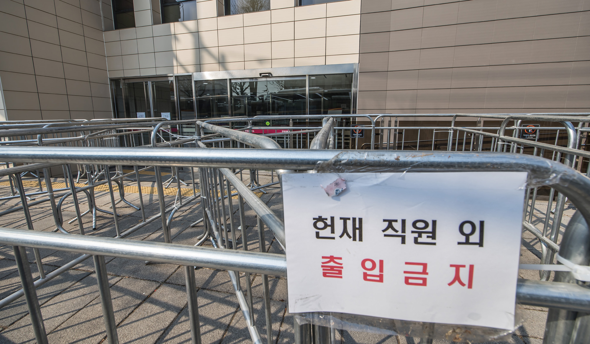 사회;헌재;헌법재판소;헌재탄핵선고;헌법재판소윤석열대통령탄핵심판선고;헌재주변스케치;헌재진공상태;헌재앞경찰버스차벽;안국역