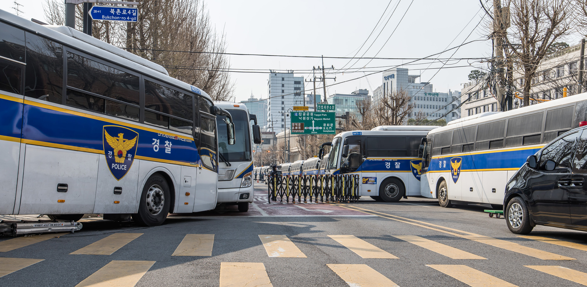 사회;헌재;헌법재판소;헌재탄핵선고;헌법재판소윤석열대통령탄핵심판선고;헌재주변스케치;헌재진공상태;헌재앞경찰버스차벽;안국역