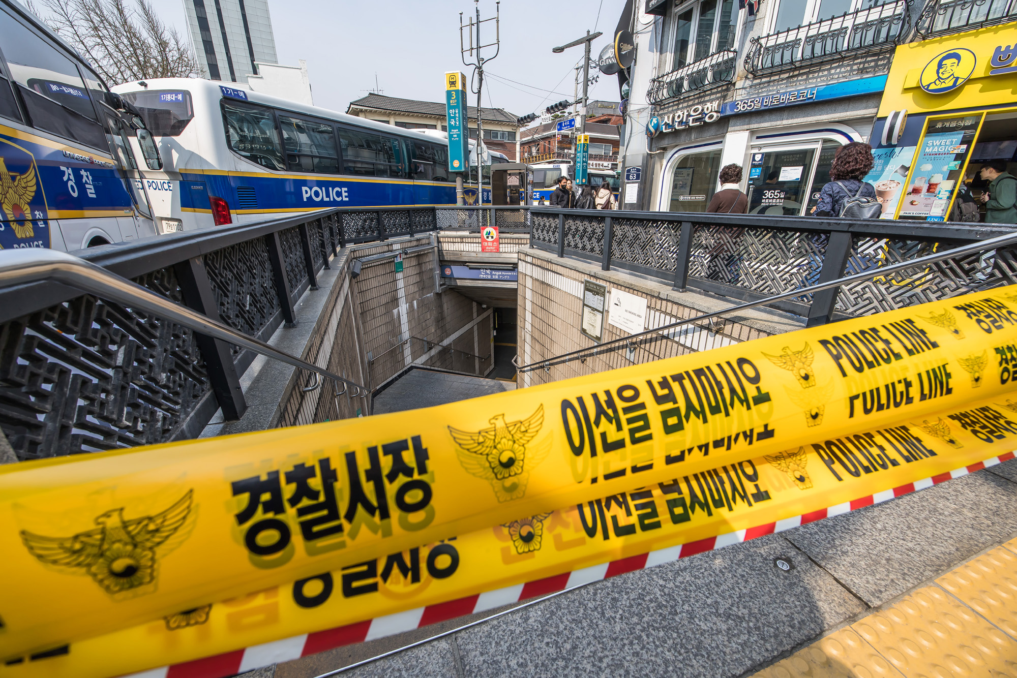 사회;헌재;헌법재판소;헌재탄핵선고;헌법재판소윤석열대통령탄핵심판선고;헌재주변스케치;헌재진공상태;헌재앞경찰버스차벽;안국역