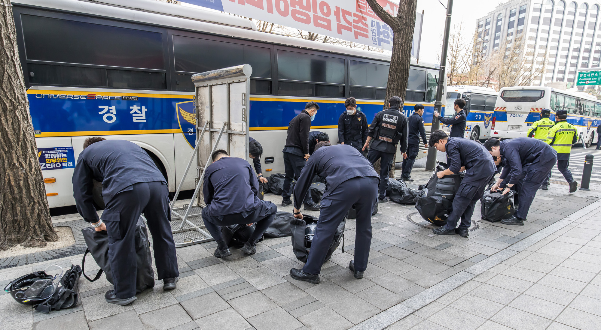 사회;헌재;헌법재판소;헌재탄핵선고;헌법재판소윤석열대통령탄핵심판선고;헌재주변스케치;헌재진공상태;헌재앞경찰버스차벽;안국역